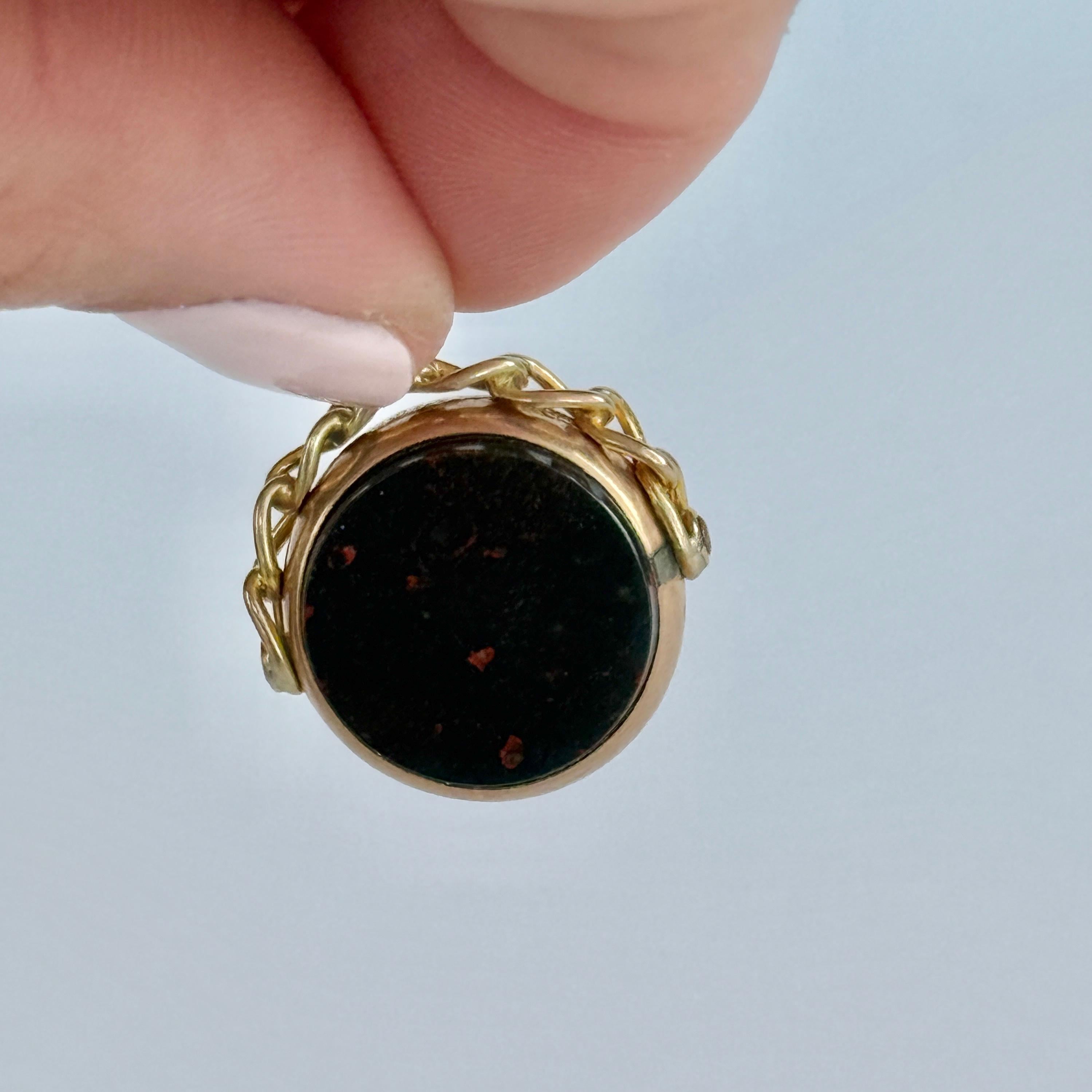 This classic 9ct gold fob holds a carnelian and bloodstone that spin! The gold work above the stones are ornate. Hallmarked Birmingham 1908.

Stone Diameter: 15mm
Height inc Loop: 26mm

Weight: 4.6g


