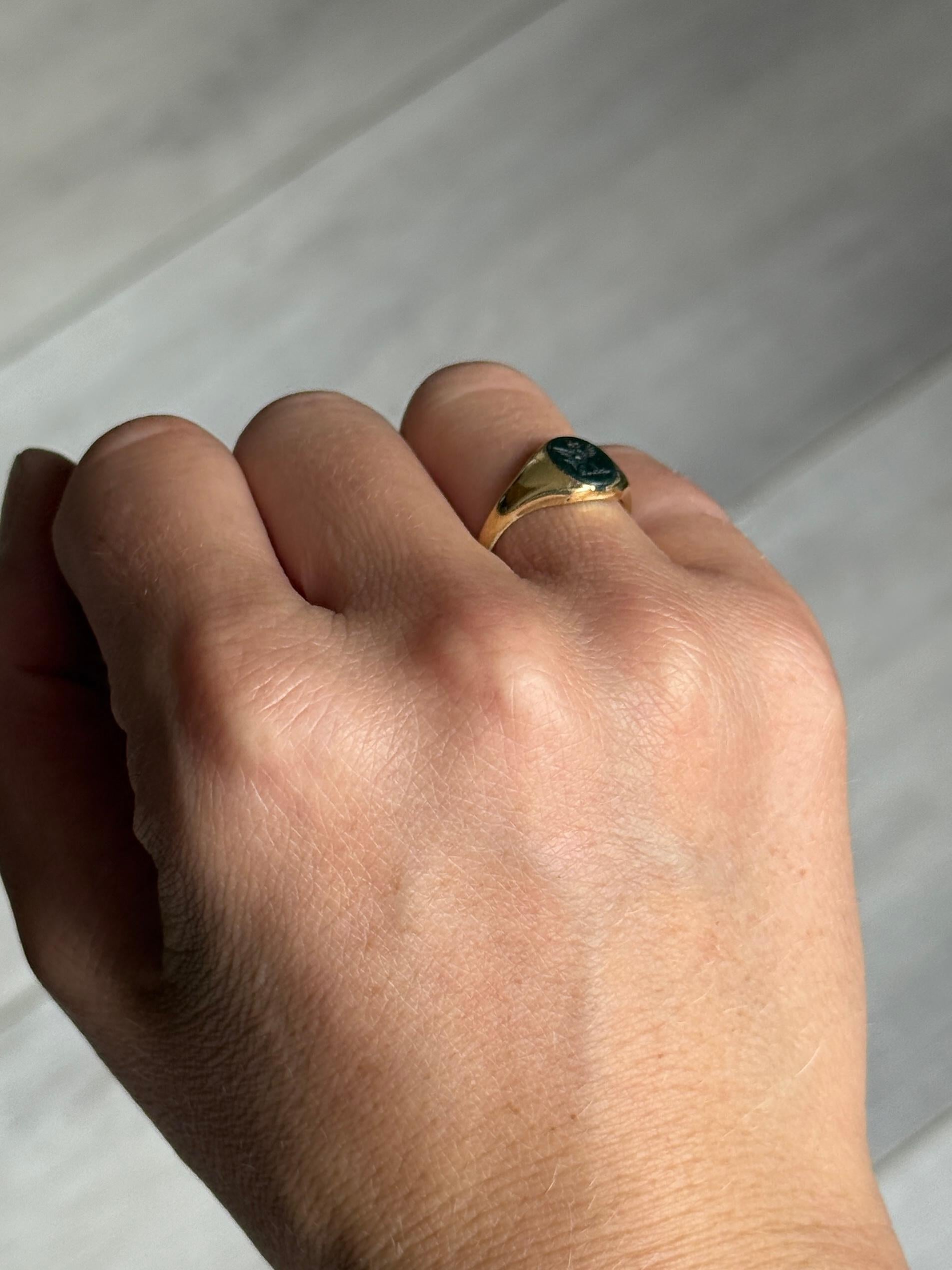 Art Deco Bloodstone Griffin and 18 Carat Gold Signet Ring In Good Condition For Sale In Chipping Campden, GB