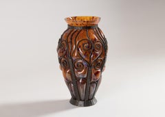 Vase Art déco en verre soufflé et fer forgé, dans le style Daum, France, vers 1925