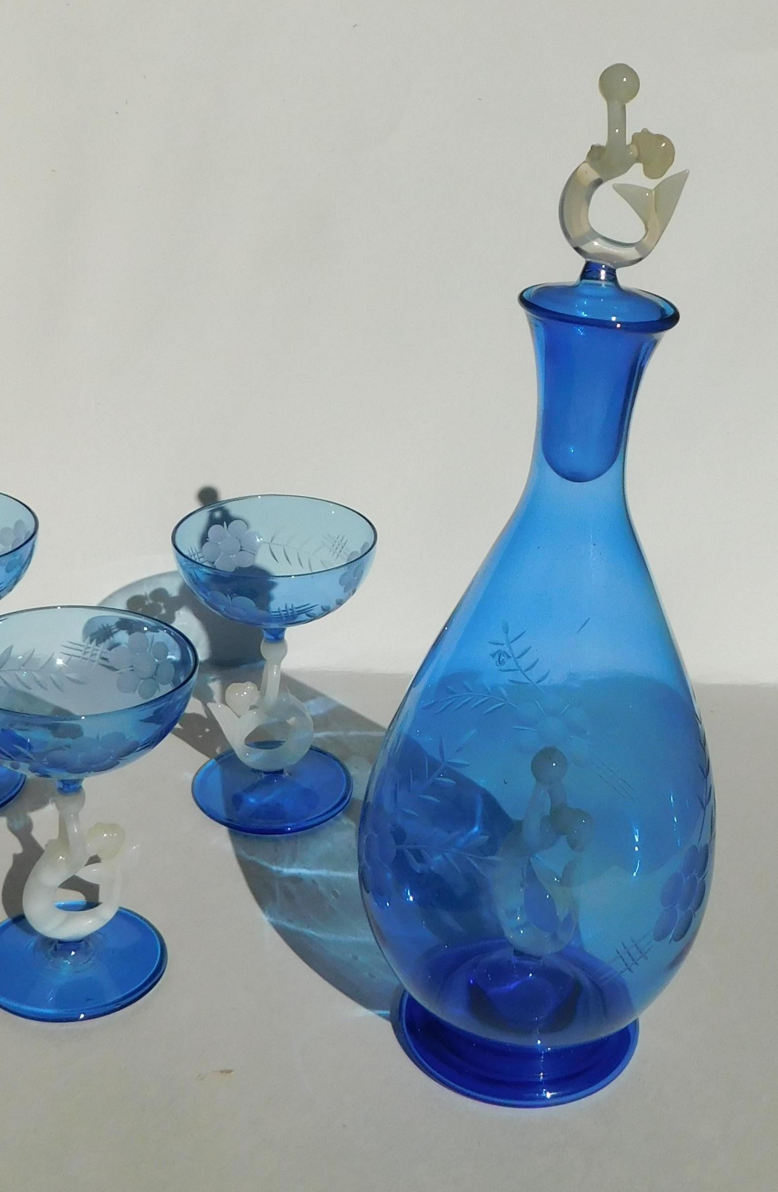 Juego de decantador de sirena Art Déco de cristal Bimini Glass azul austriaco con 8 copas siglo XX en venta