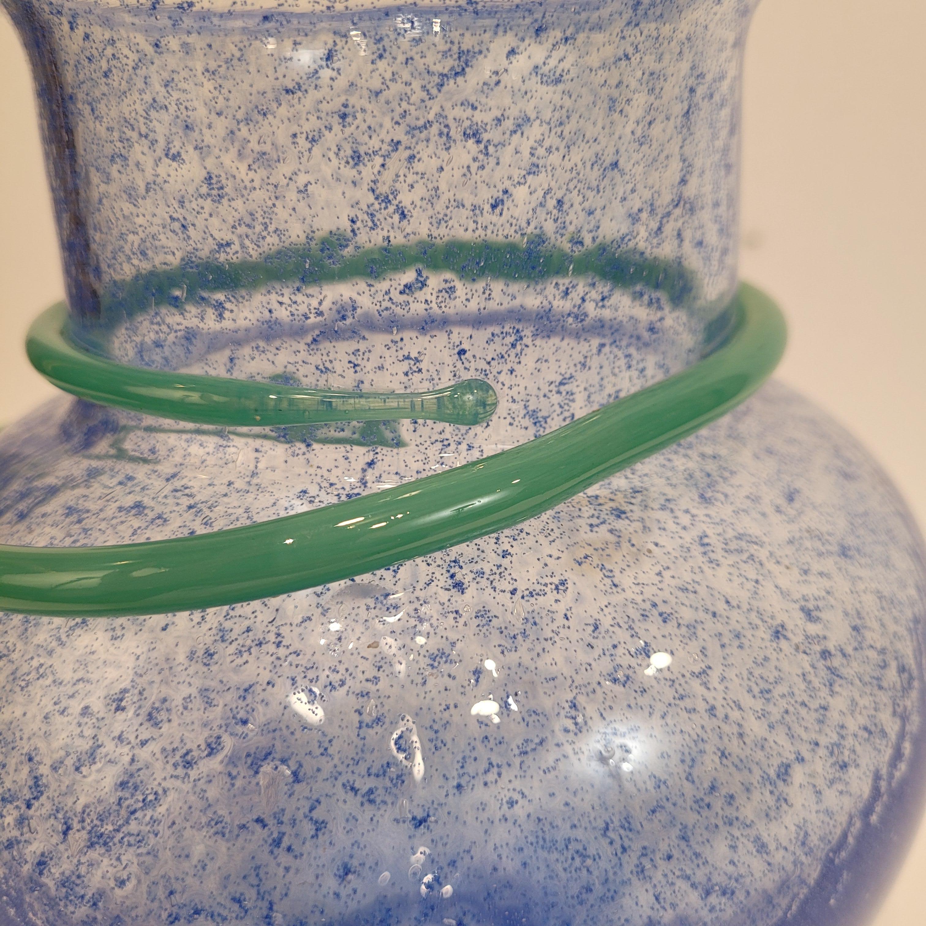 Vase Art déco en verre soufflé bleu de Monica Backström pour Kosta Boda en vente 3