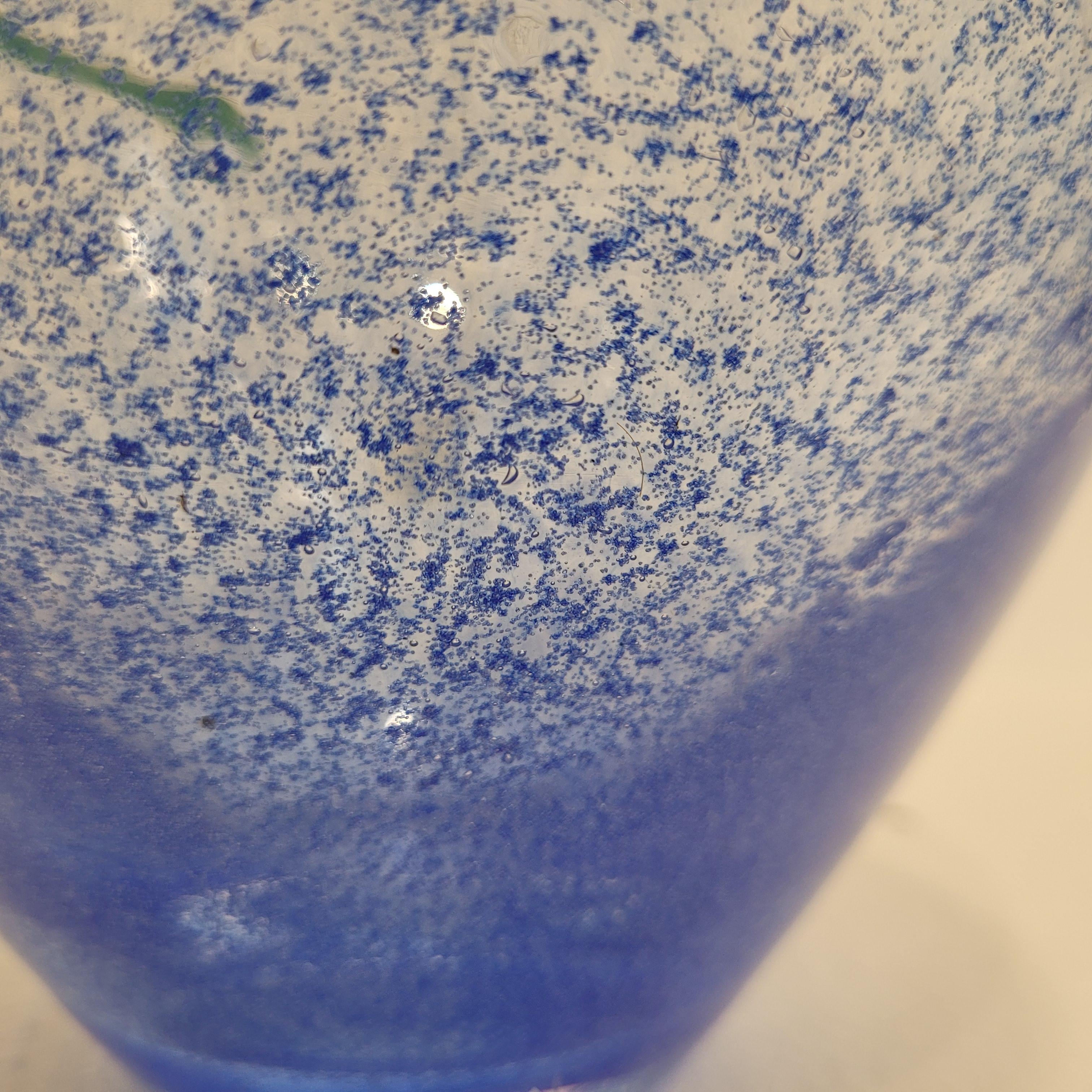 Vase Art déco en verre soufflé bleu de Monica Backström pour Kosta Boda en vente 4