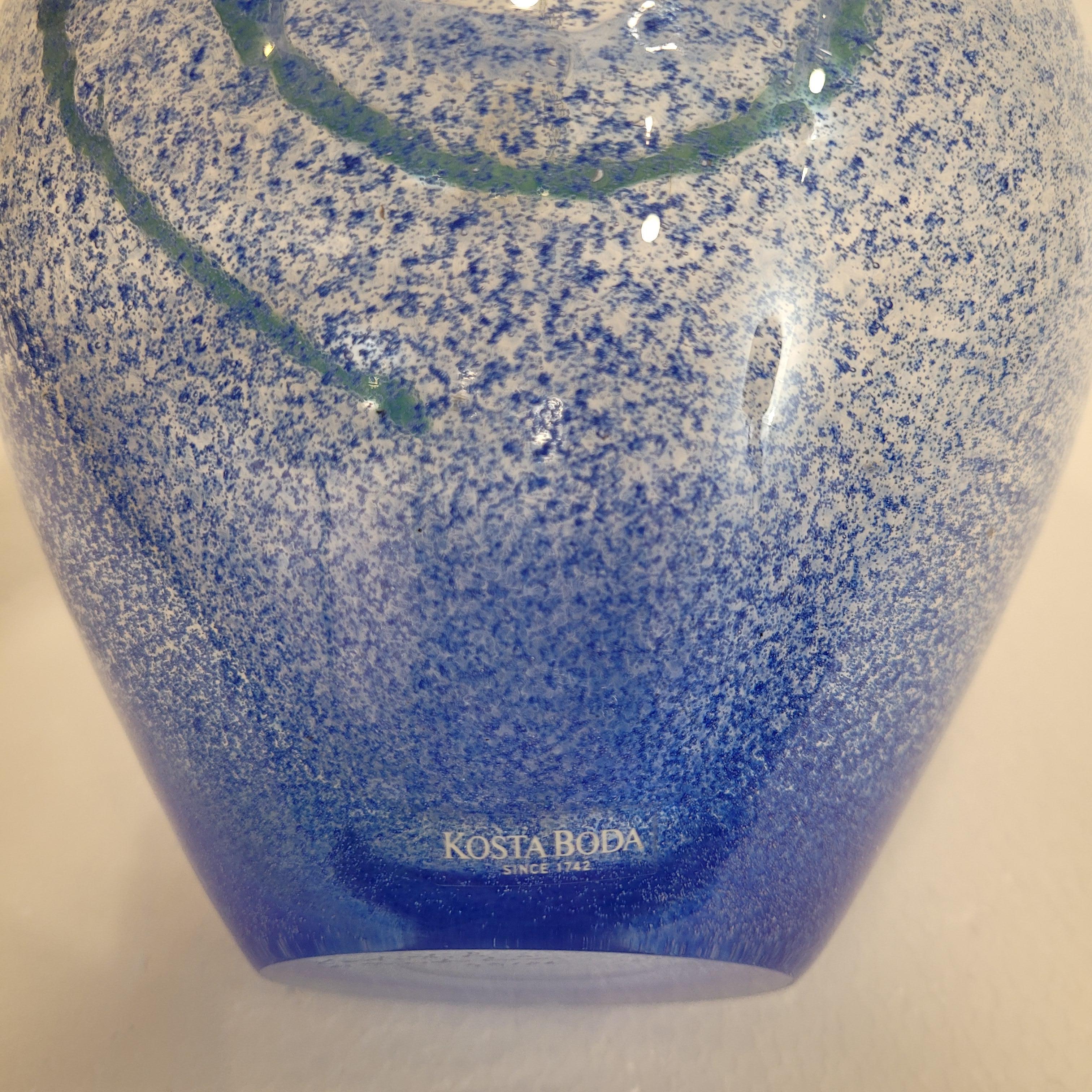 Vase Art déco en verre soufflé bleu de Monica Backström pour Kosta Boda en vente 5