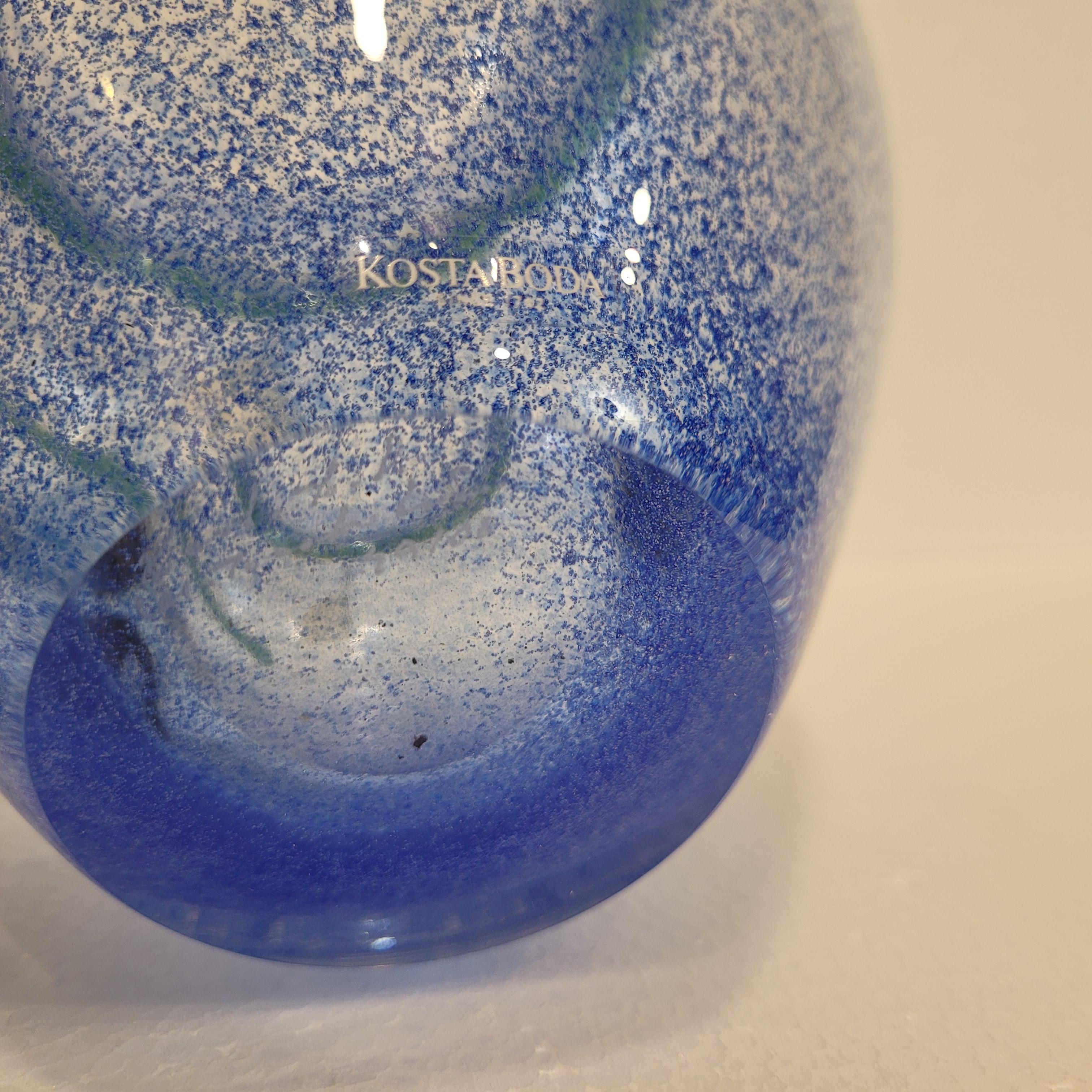 Vase Art déco en verre soufflé bleu de Monica Backström pour Kosta Boda en vente 7