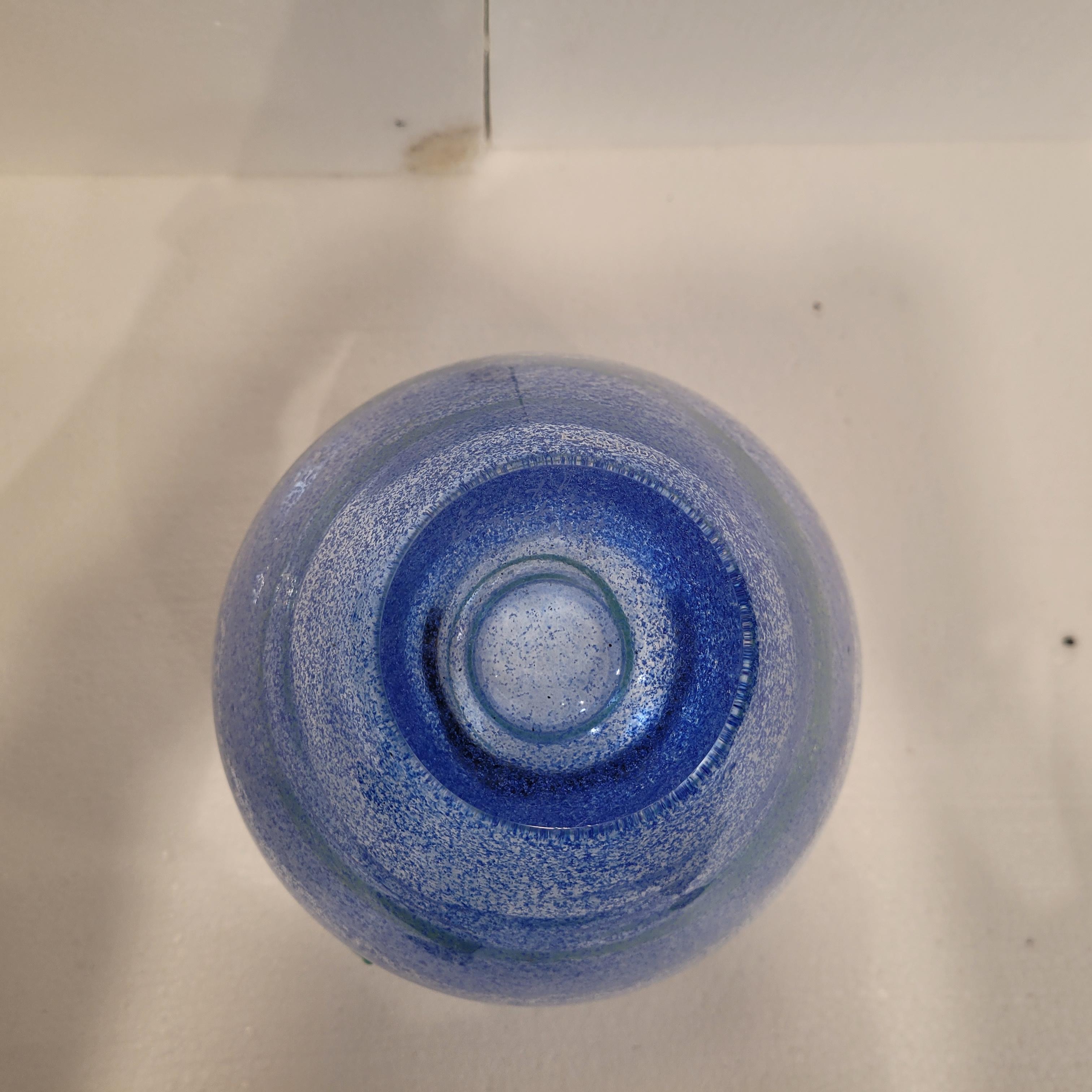 Vase Art déco en verre soufflé bleu de Monica Backström pour Kosta Boda en vente 8