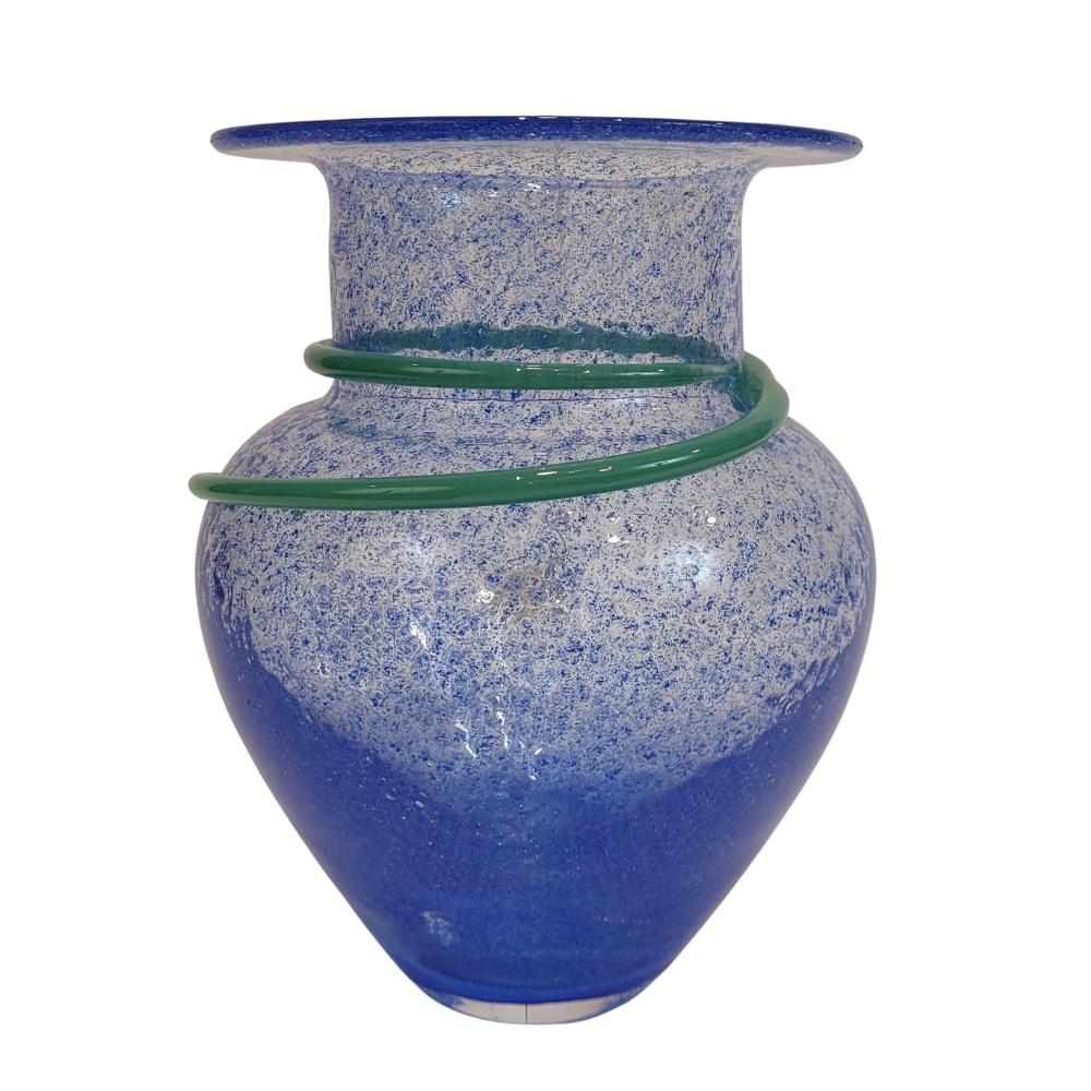 Européen Vase Art déco en verre soufflé bleu de Monica Backström pour Kosta Boda en vente