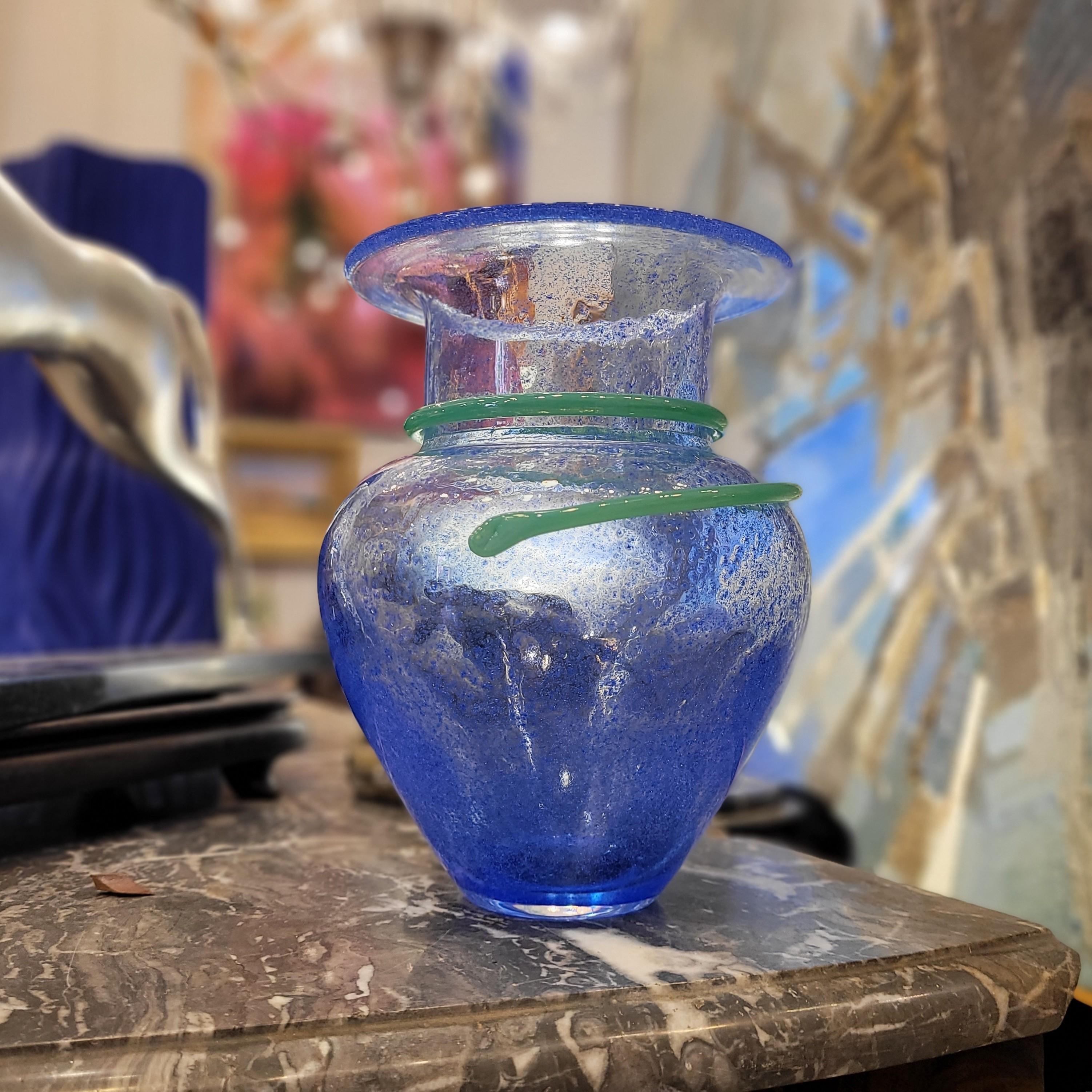 Fait main Vase Art déco en verre soufflé bleu de Monica Backström pour Kosta Boda en vente