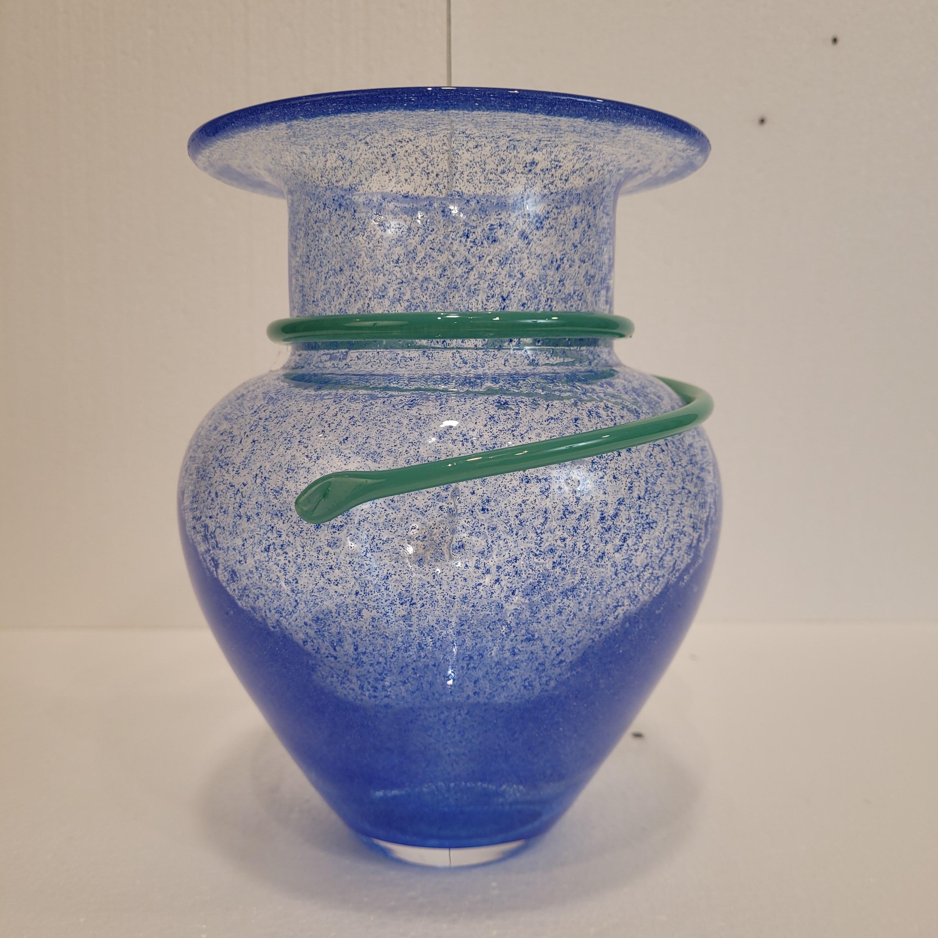 Fin du 20e siècle Vase Art déco en verre soufflé bleu de Monica Backström pour Kosta Boda en vente