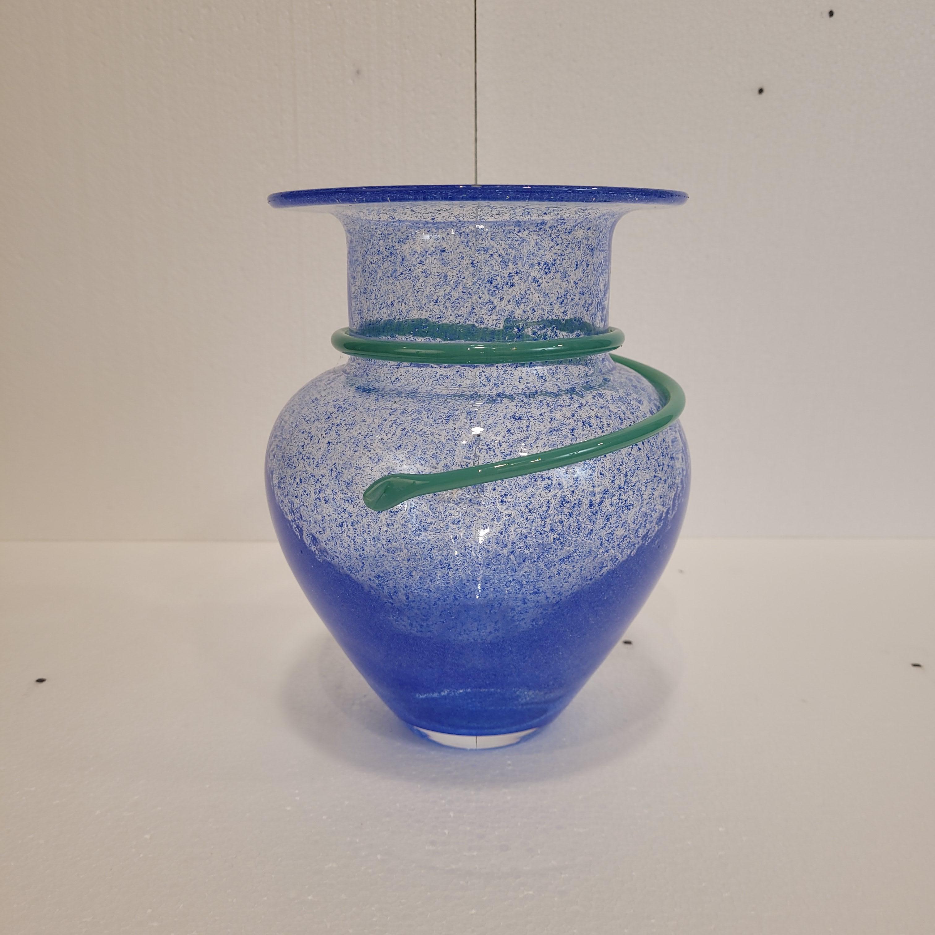 Cristal Vase Art déco en verre soufflé bleu de Monica Backström pour Kosta Boda en vente