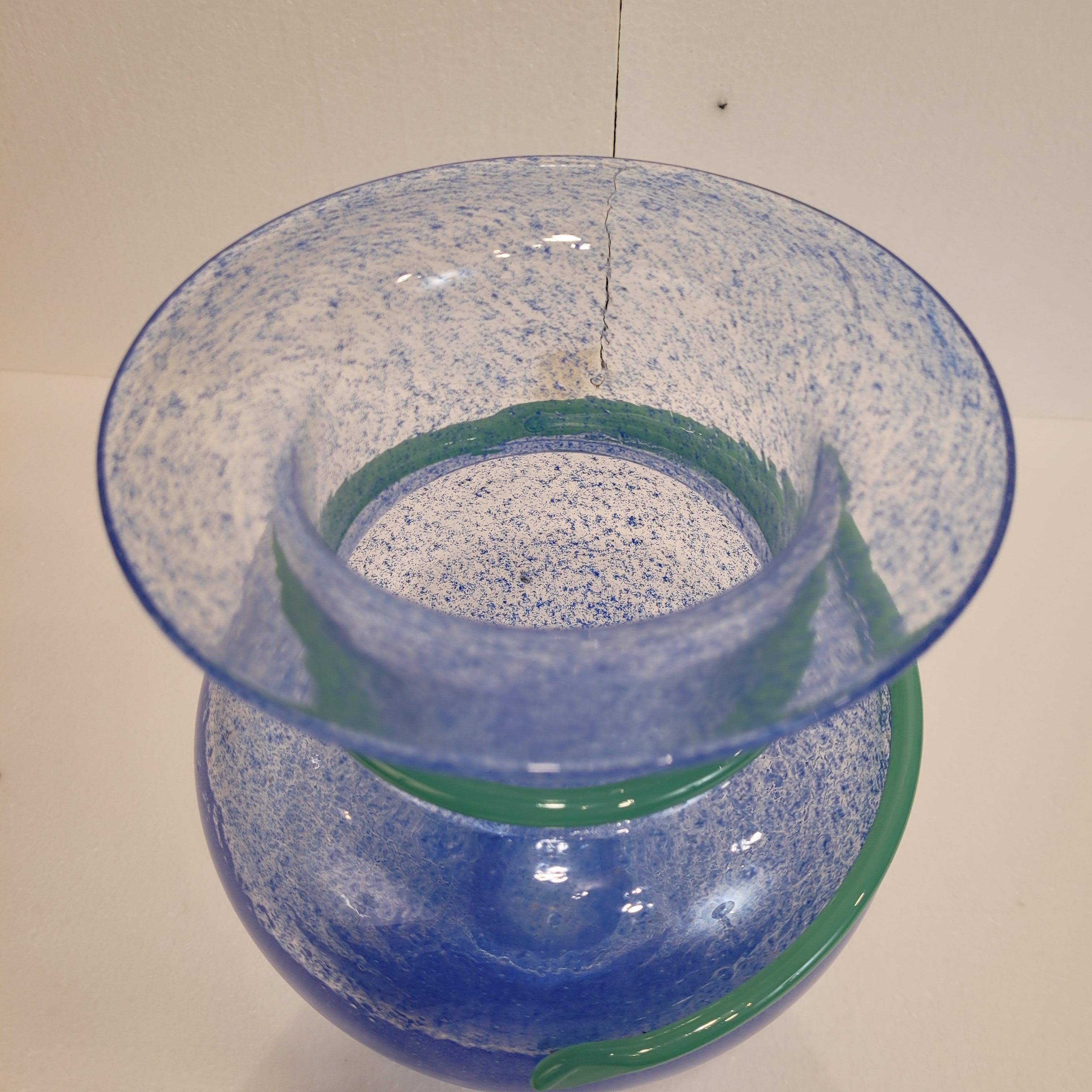 Vase Art déco en verre soufflé bleu de Monica Backström pour Kosta Boda en vente 2
