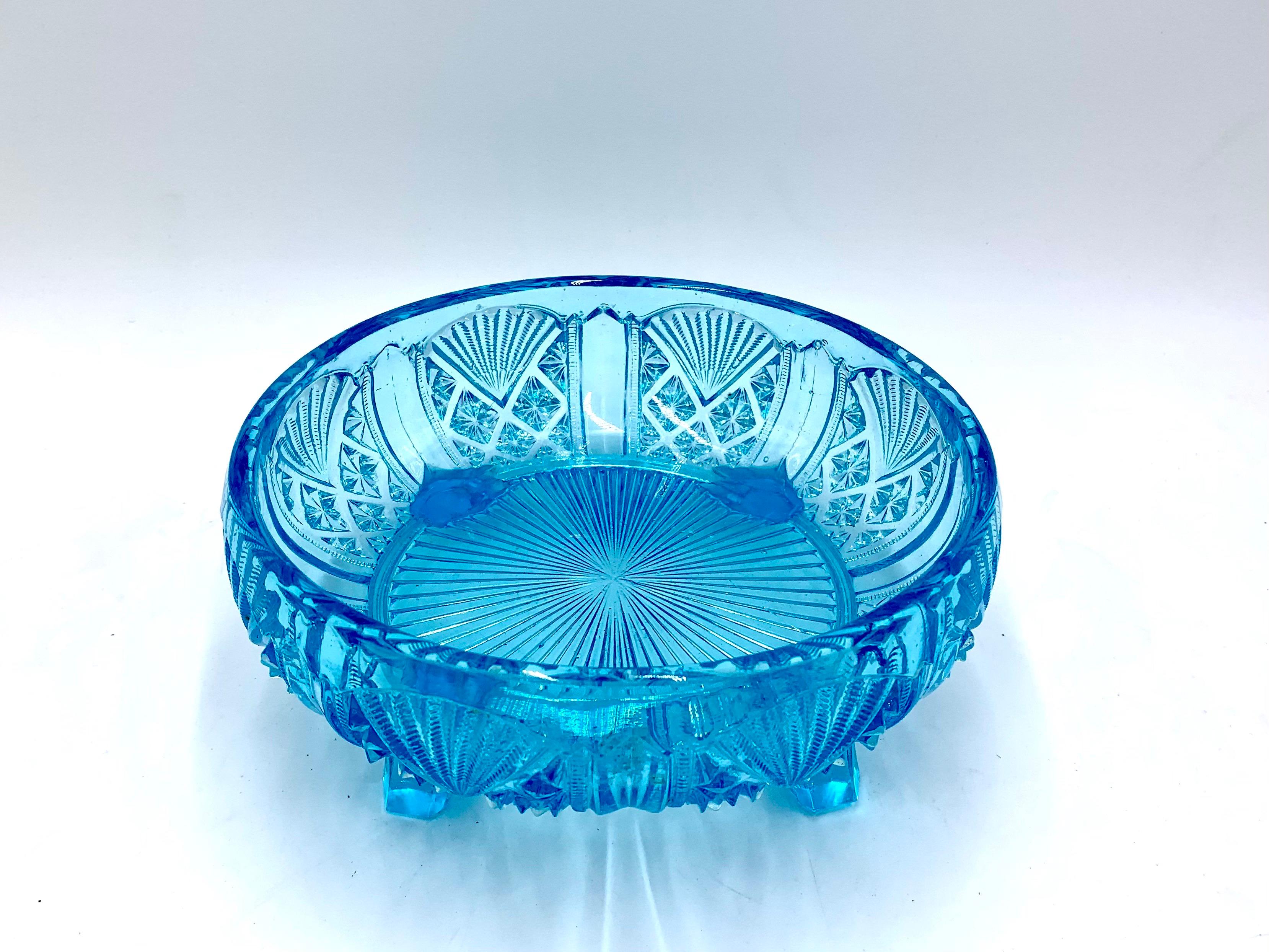 A turquoise Art Deco bowl supported on four legs made of pressed glass

It comes from around 1930.

Without damages

Measures: Height 9.5 cm, diameter 21.5 cm.