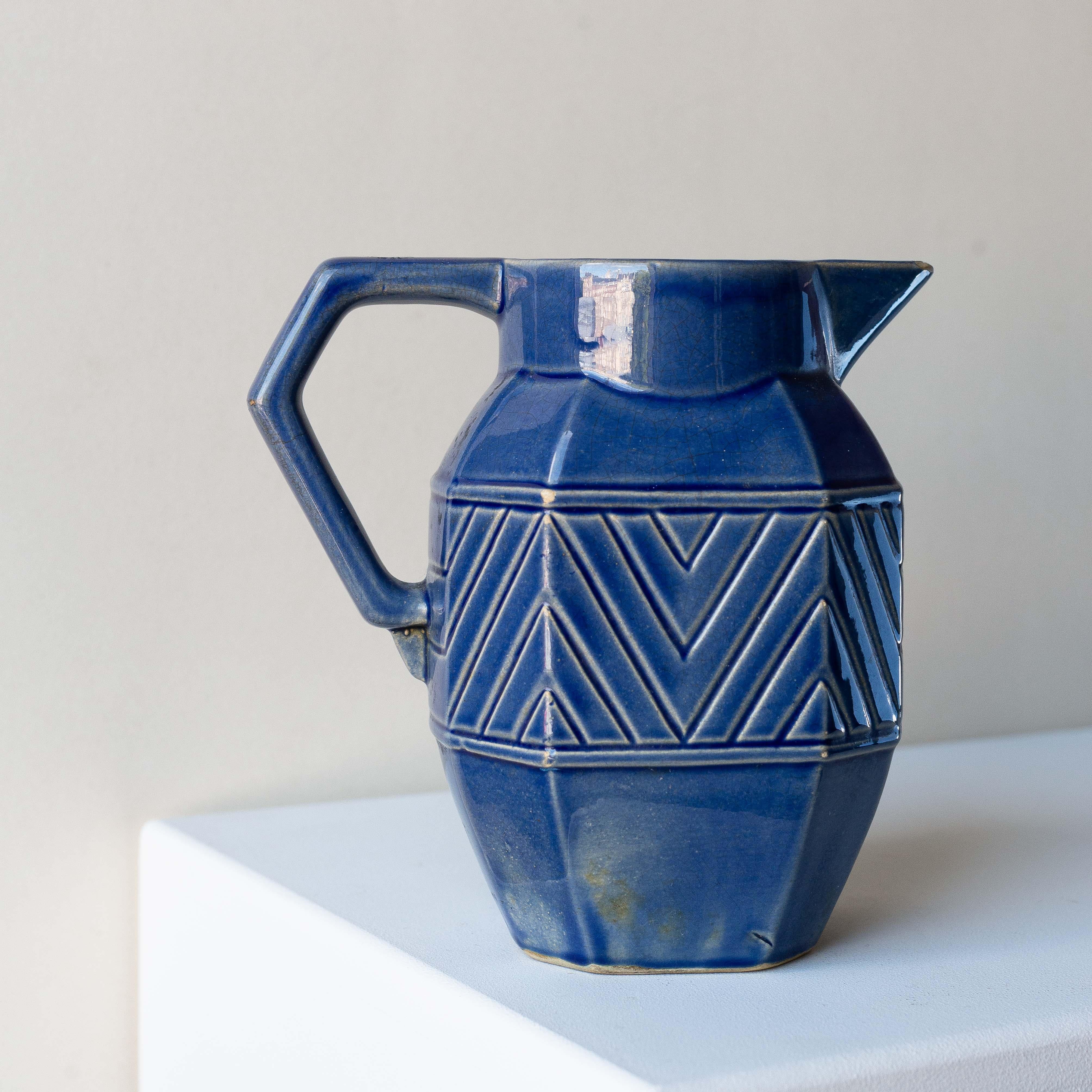 Jarra de cerámica azul Art Déco, Francia Años 30

Esta jarra de cerámica, típicamente Art Déco, procede de Francia y data de la década de 1930. 

Está recubierta de un esmalte azul intenso que resalta su silueta atrevida y gráfica. 

La forma