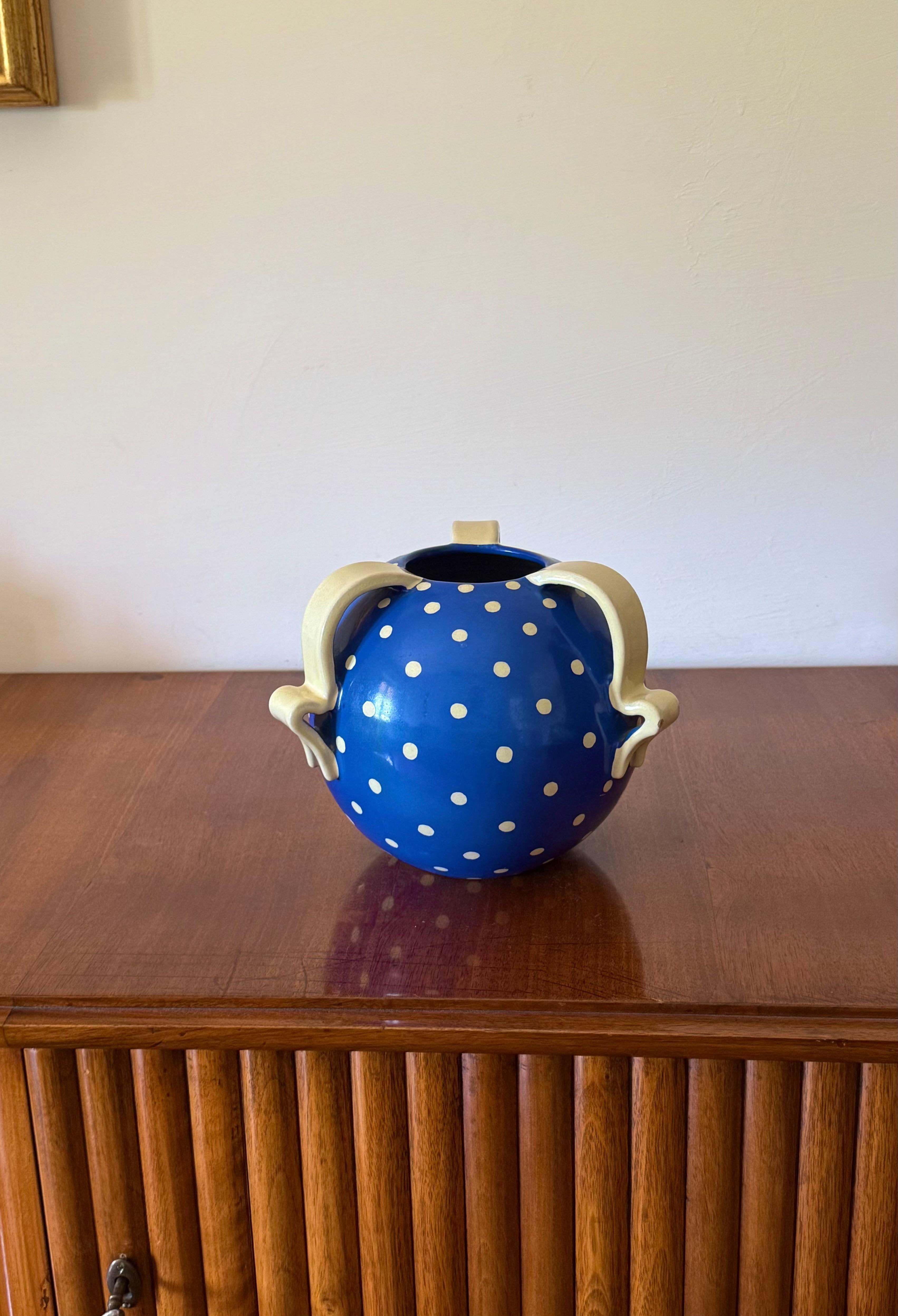 Art Deco blue ceramic vase

Rometti, Umbertide Italy 1930s

Signed under the base Umbertide Rometti

21 H - 23.5 cm diam.

Conditions: very good, 2 small ships, check the pictures