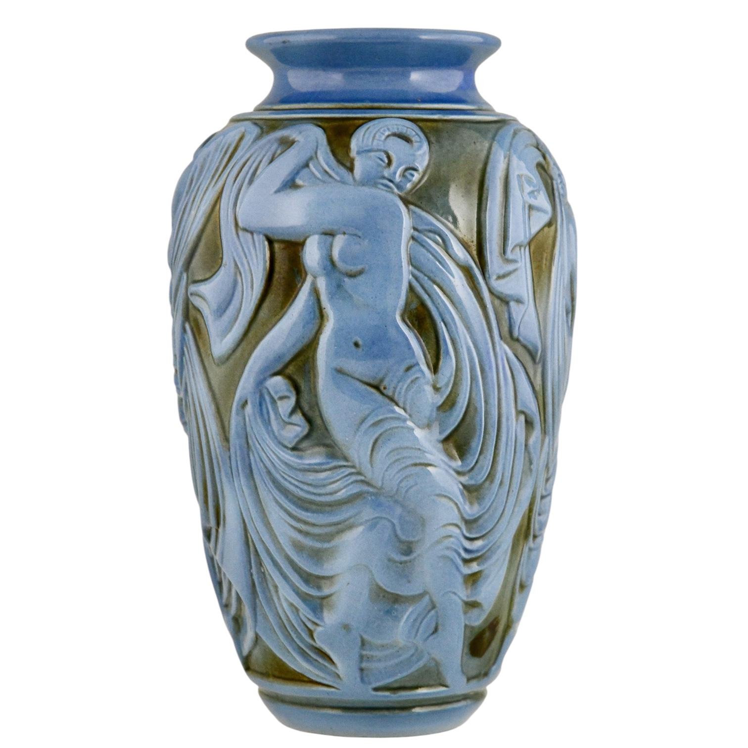 Vaso in ceramica blu Art Déco con ballerine di Mougin Frèresu2028design di Georges Condé. 
Ceramica Grès con decoro inciso di nudi danzanti.
Francia 1930.

Questo vaso è illustrato in:
Jacques Peiffer, 
Les frères Mougin, Sorciers du Grand