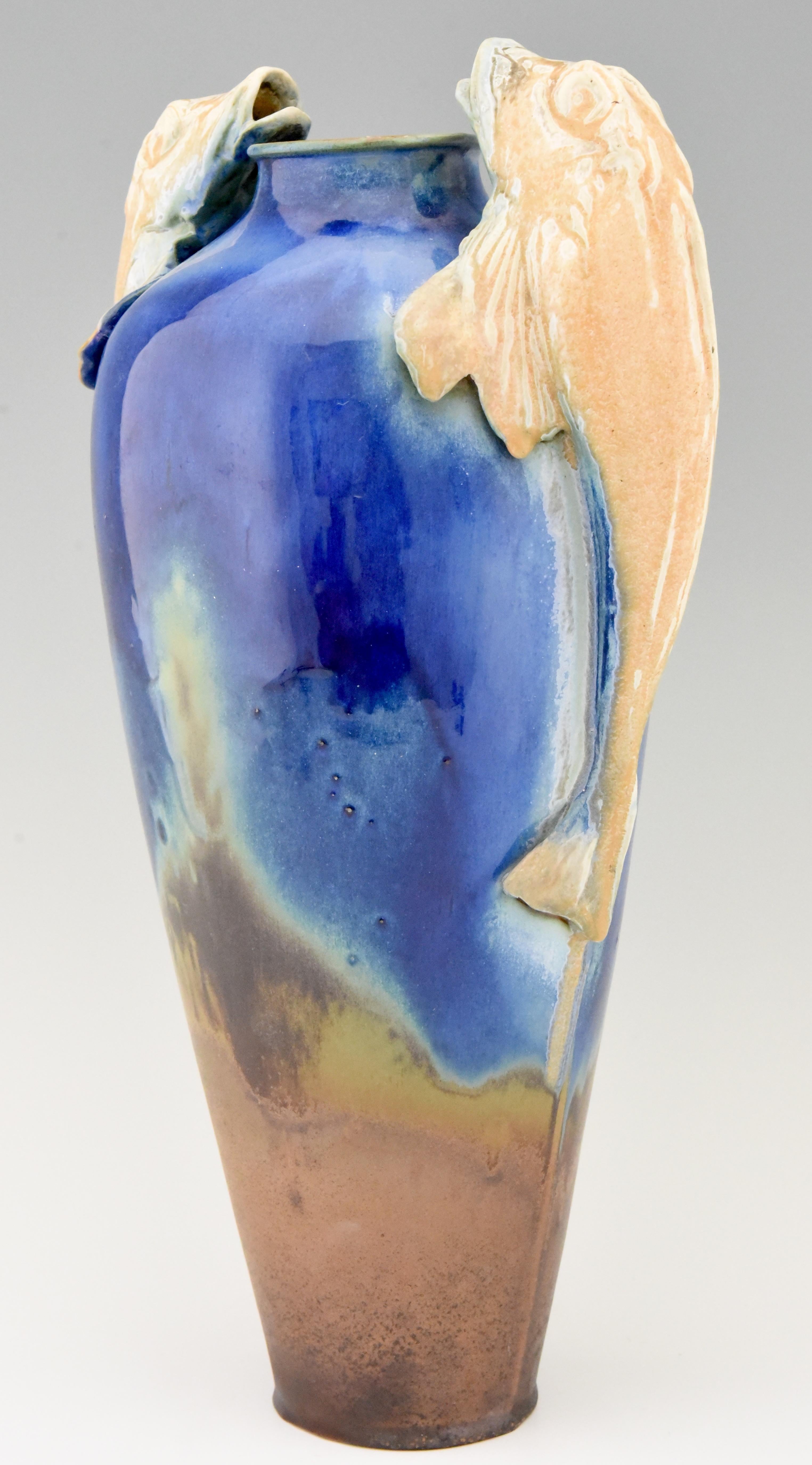 Français Vase Art déco en céramique bleue avec anses en forme de poisson Gilbert Méténier, France, 1920 en vente