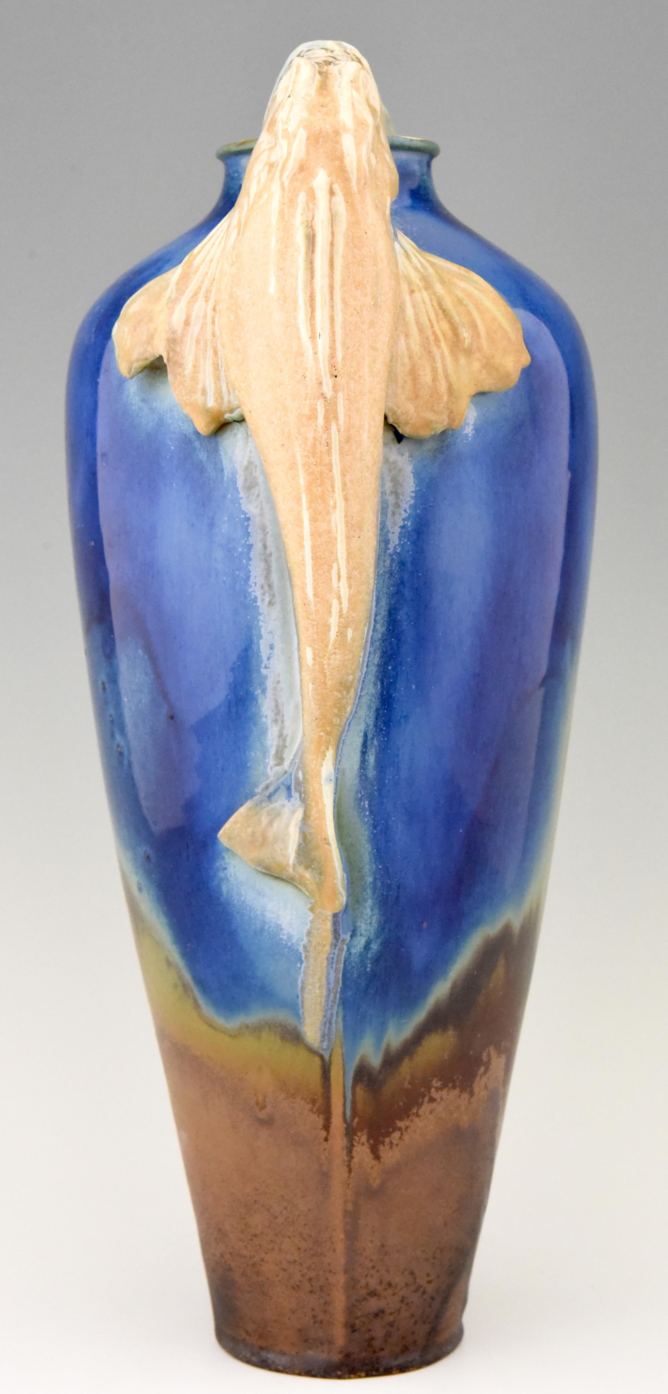 Blaue Art-Déco-Keramikvase mit Fischgriffen Gilbert Méténier, Frankreich, 1920 (Französisch) im Angebot
