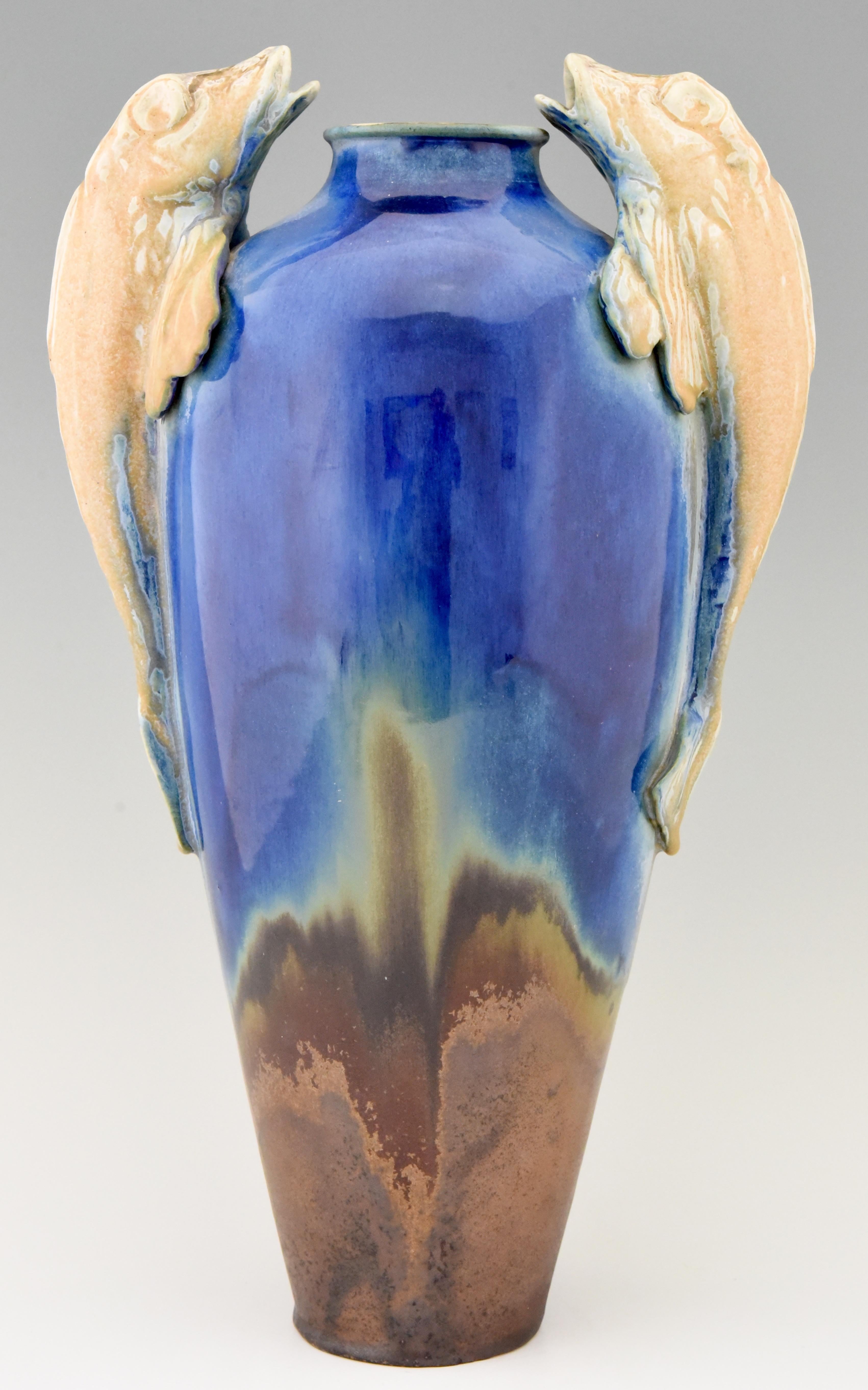 Blaue Art-Déco-Keramikvase mit Fischgriffen Gilbert Méténier, Frankreich, 1920 (Glasiert) im Angebot