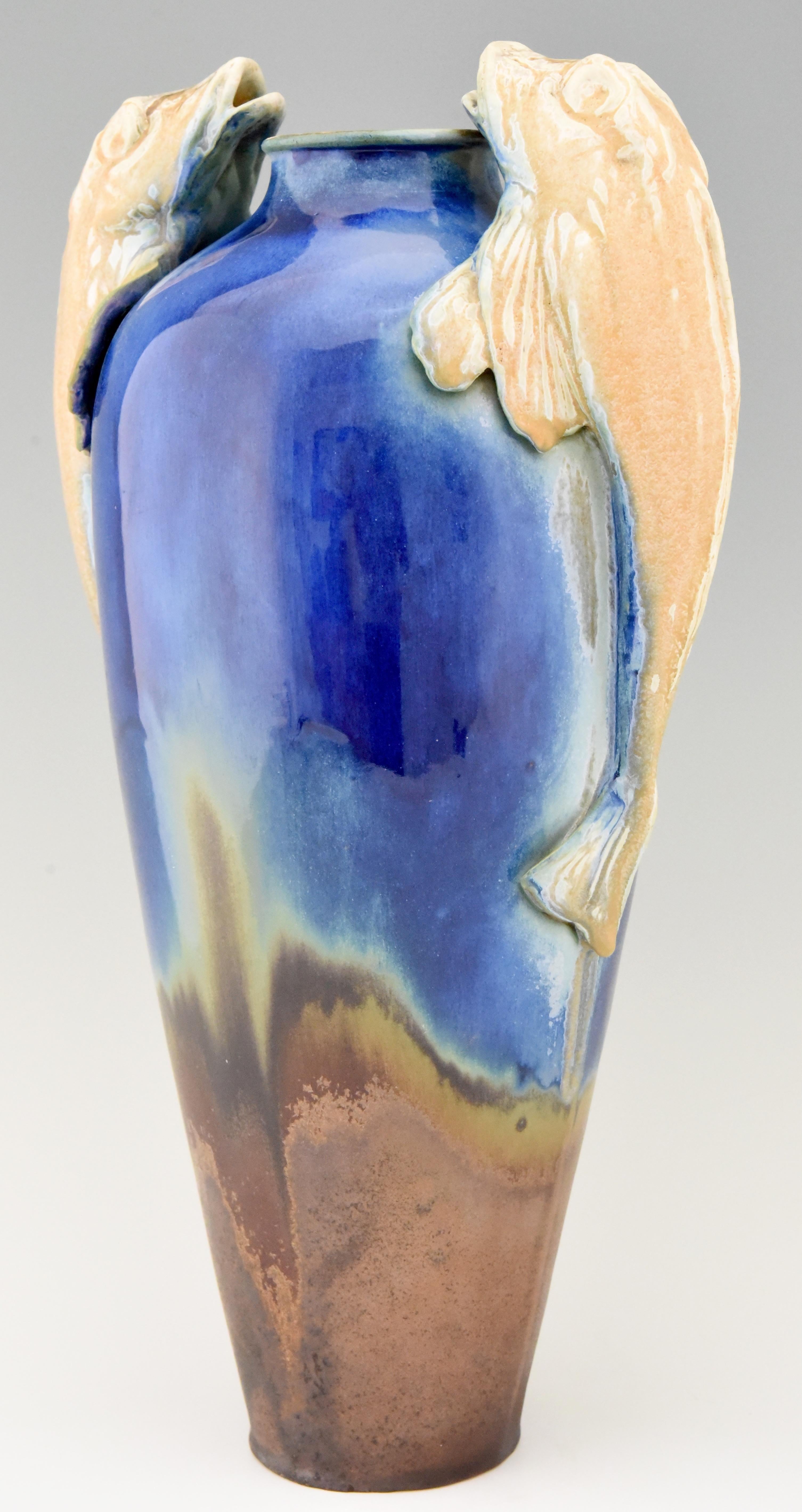 20ième siècle Vase Art déco en céramique bleue avec anses en forme de poisson Gilbert Méténier, France, 1920 en vente