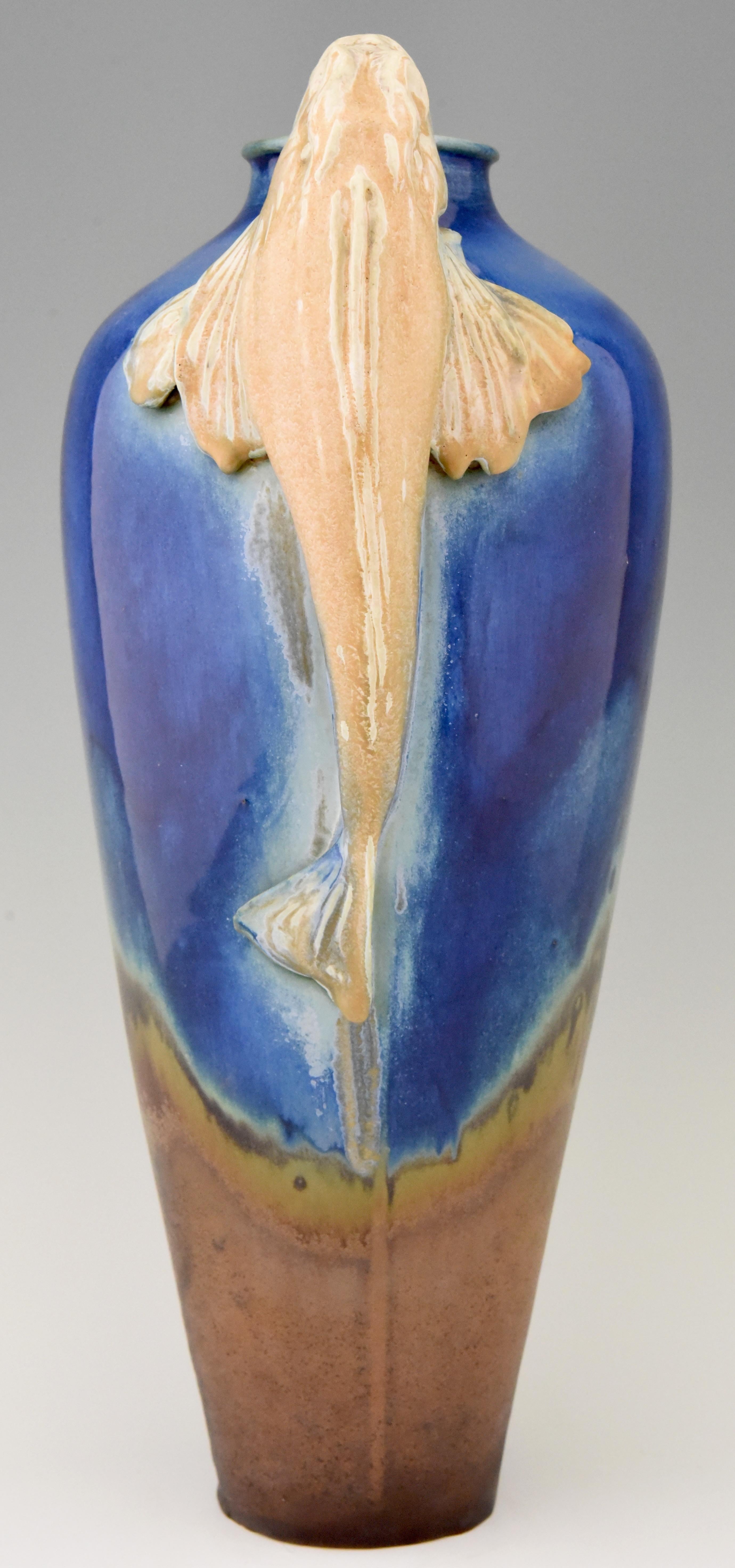 Céramique Vase Art déco en céramique bleue avec anses en forme de poisson Gilbert Méténier, France, 1920 en vente