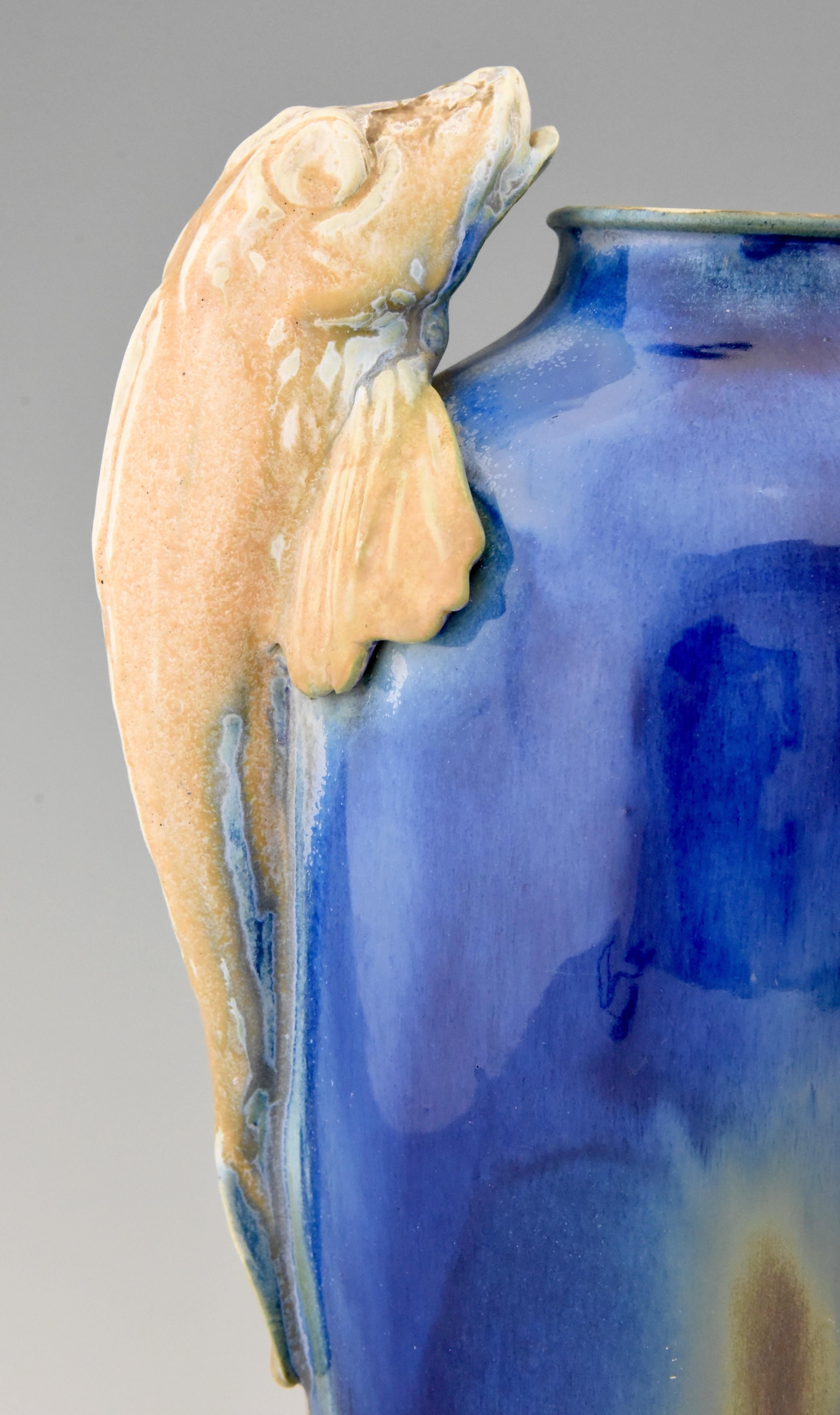 Blaue Art-Déco-Keramikvase mit Fischgriffen Gilbert Méténier, Frankreich, 1920 im Angebot 2