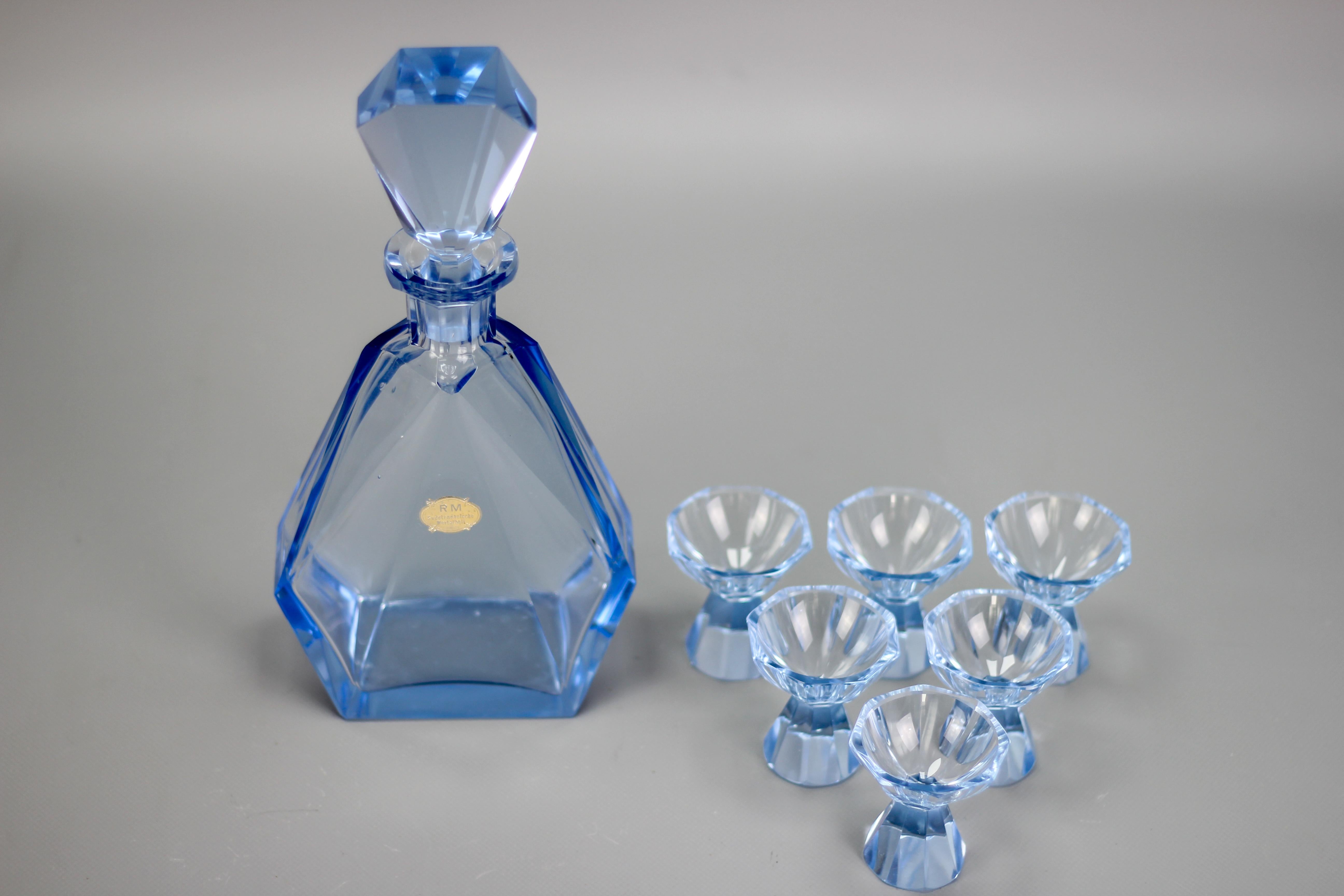 Milieu du XXe siècle Ensemble de carafe et 6 verres de Bohème Art Déco de couleur bleue, années 1930 en vente