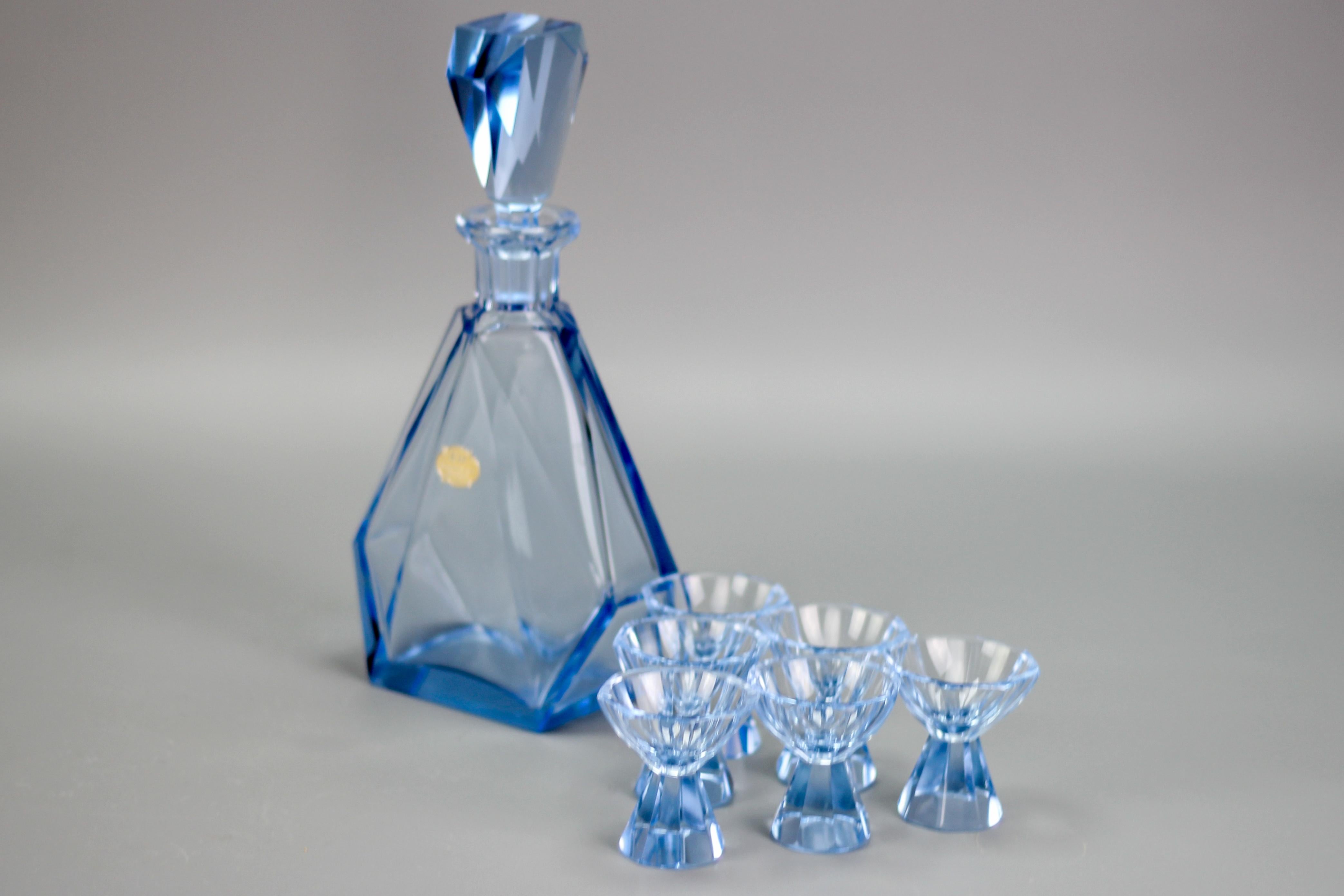 Verre Ensemble de carafe et 6 verres de Bohème Art Déco de couleur bleue, années 1930 en vente