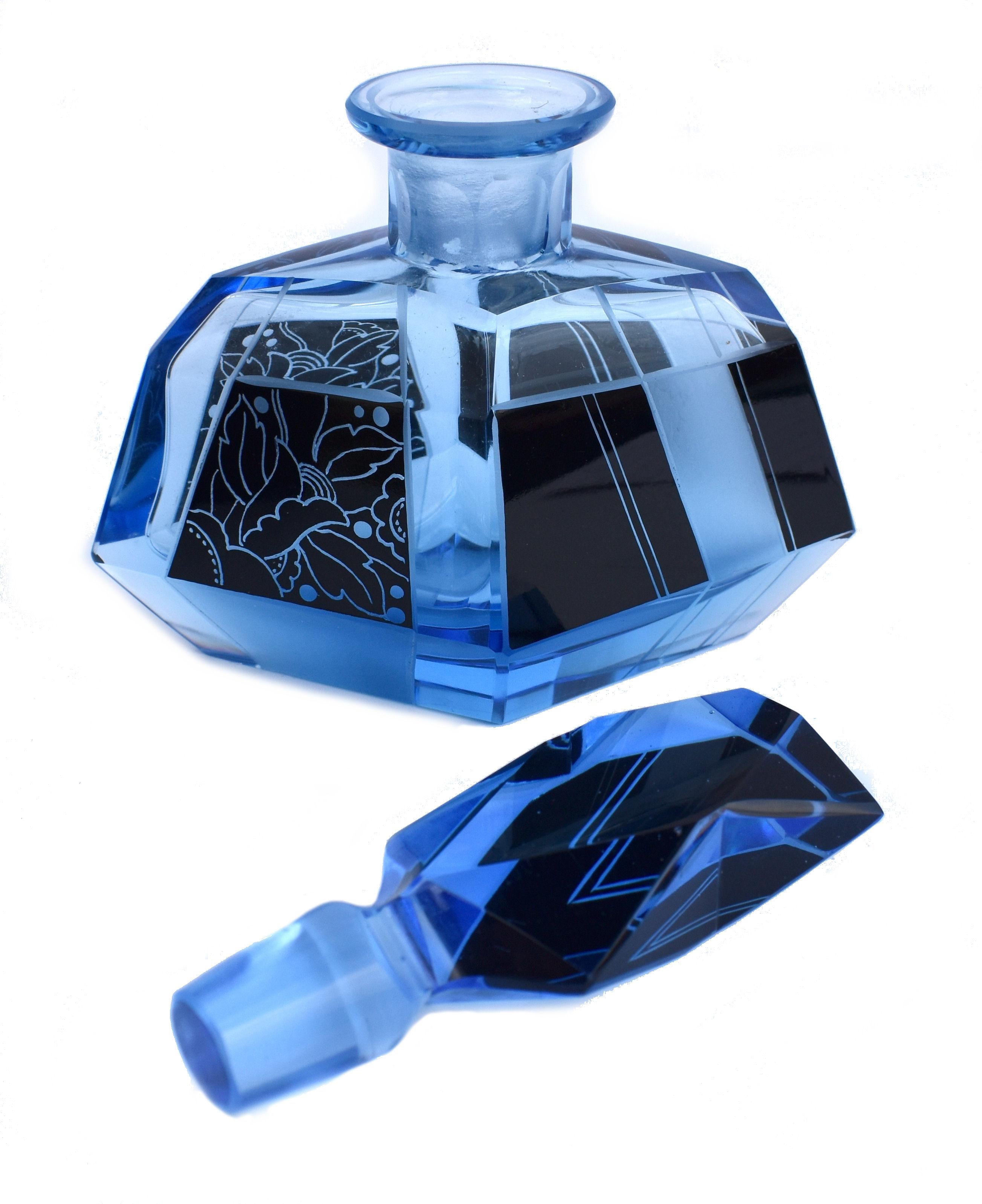 Art déco Flacon de parfum en verre taillé bleu Art Déco, vers 1930 en vente