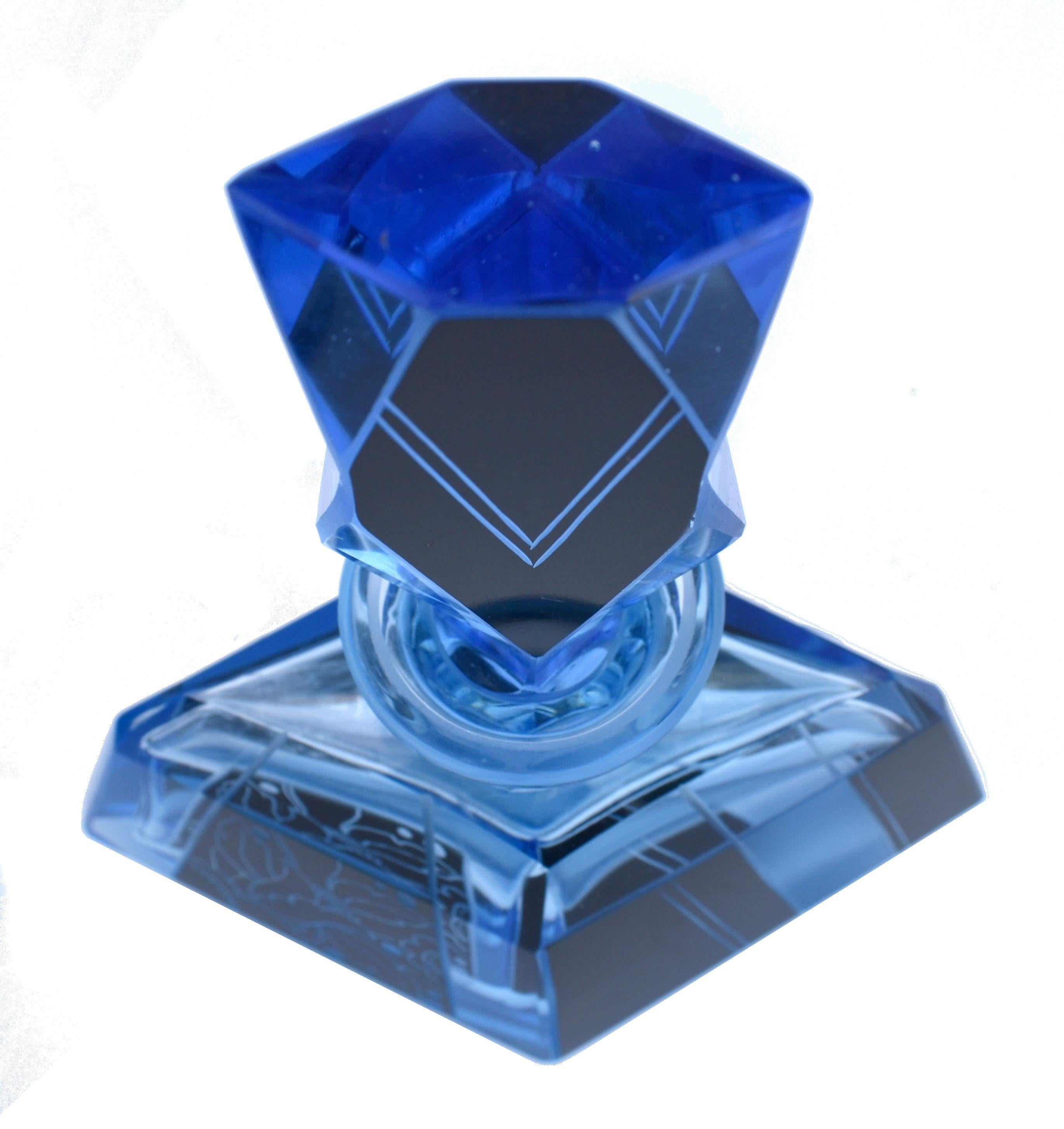 Flacon de parfum en verre taillé bleu Art Déco, vers 1930 Bon état - En vente à Devon, England