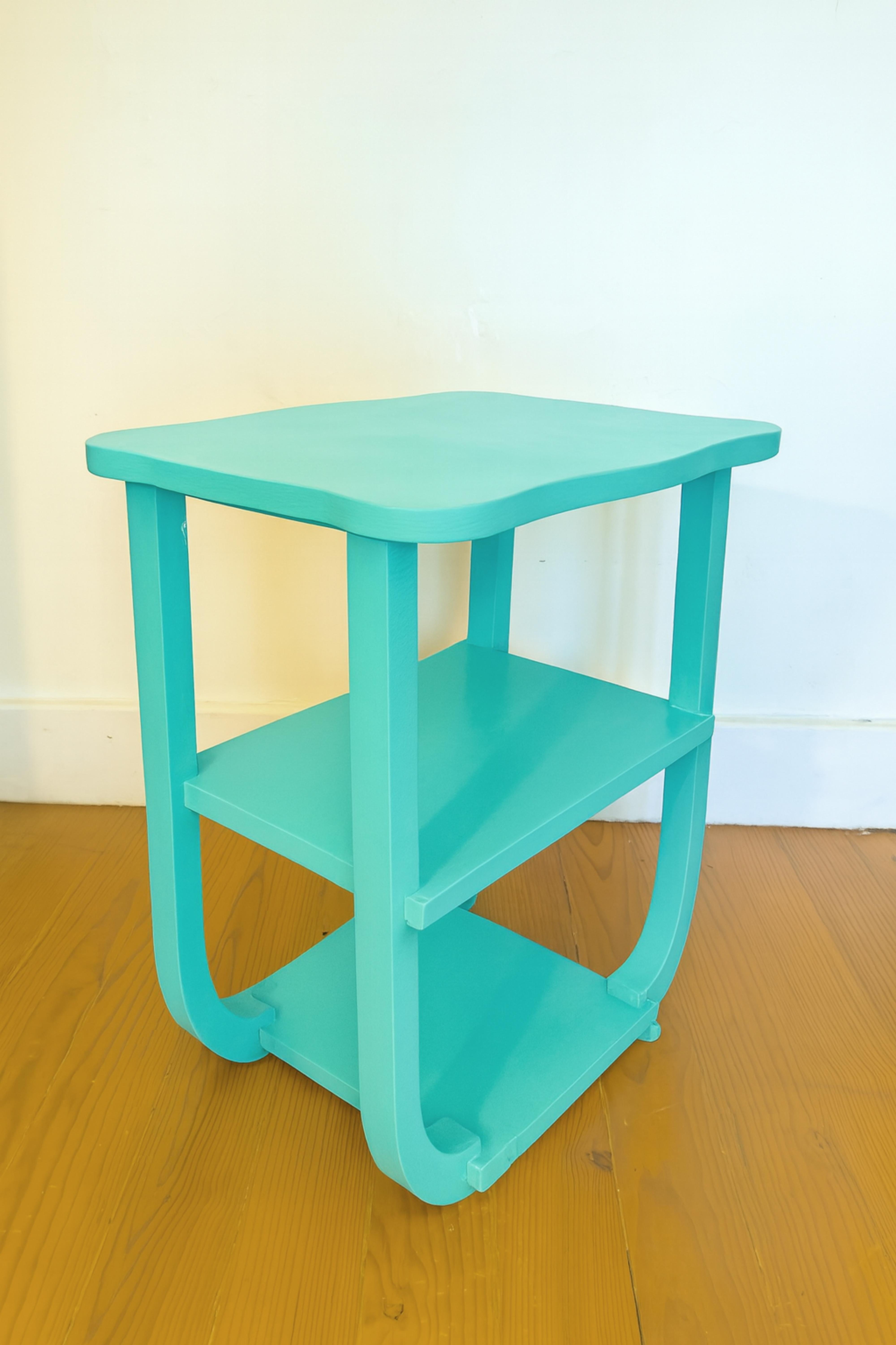 Un tavolino Art Déco del XX secolo, rifinito in blu uovo (colore di riferimento #96ded1). Design geometrico con un cassetto singolo per riporre gli oggetti e un'elegante base curva.

Tieni presente che i colori degli articoli possono variare a