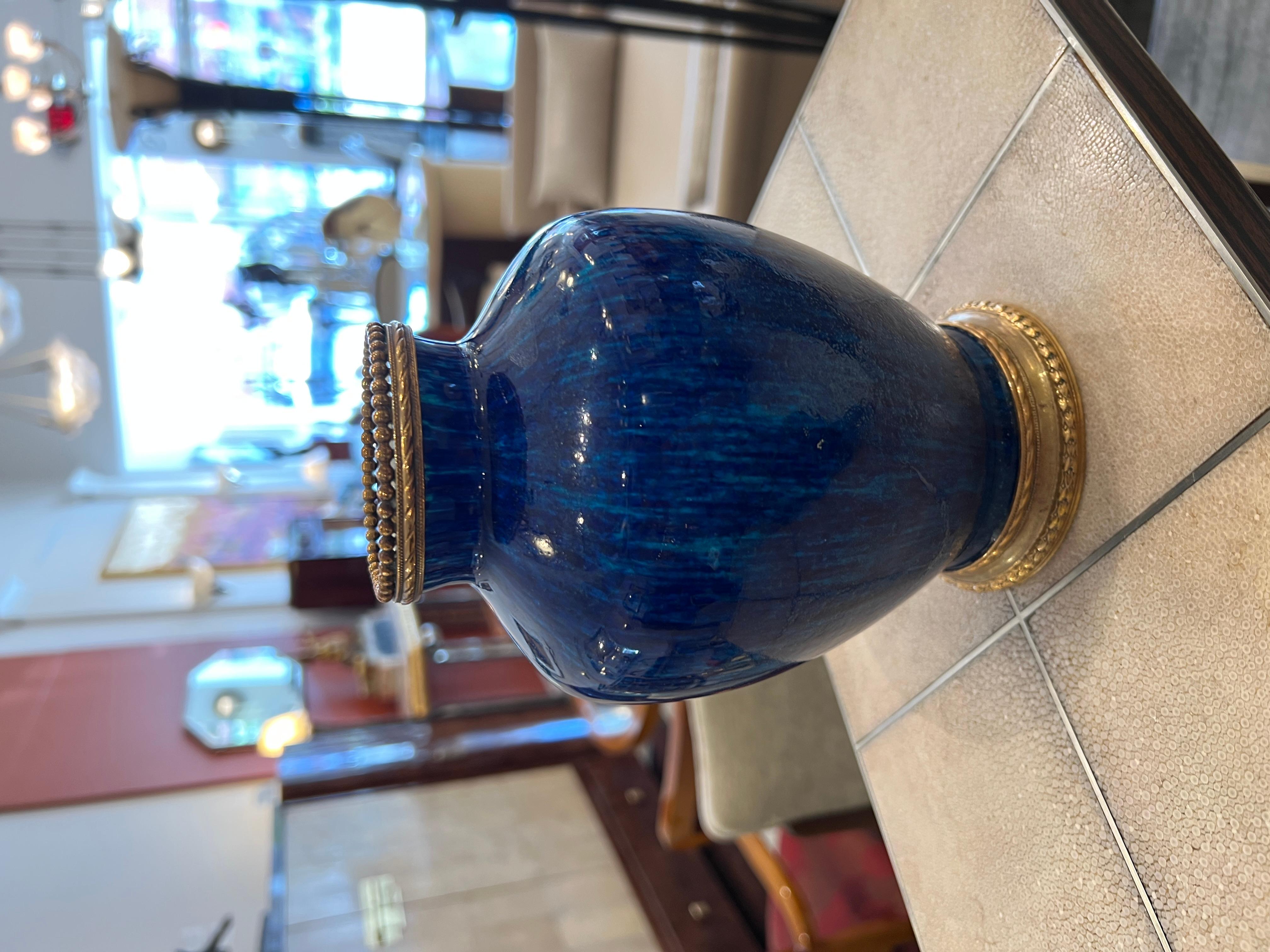 Art Deco Vase aus glasierter kobaltblauer Keramik mit Bronzedetails.

Unterschrift: Boch