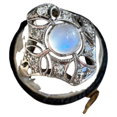 Ring aus blauem Flash-Mondstein und Diamant im Art déco-Stil