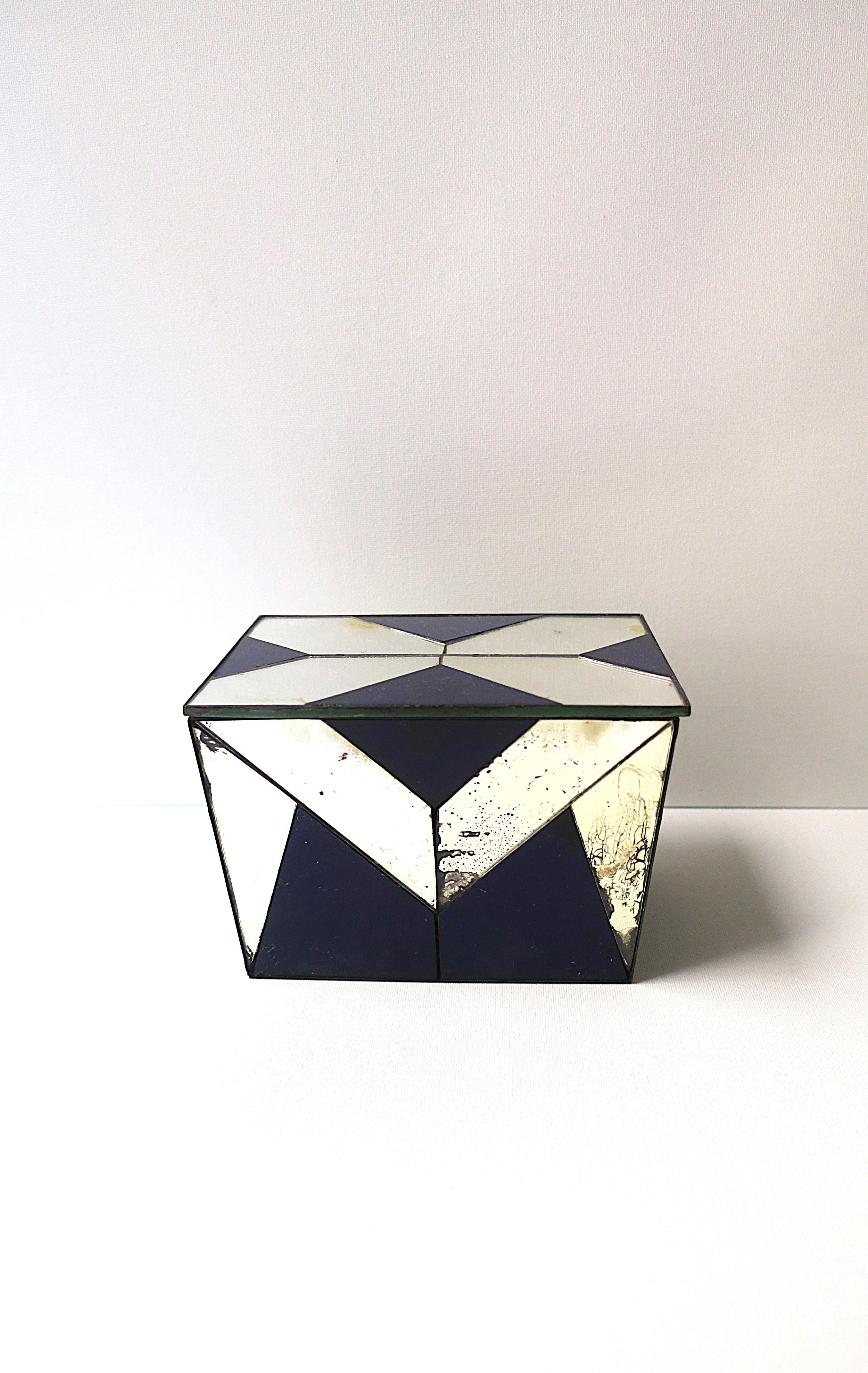 Européen Boîte en verre bleu Art déco en vente