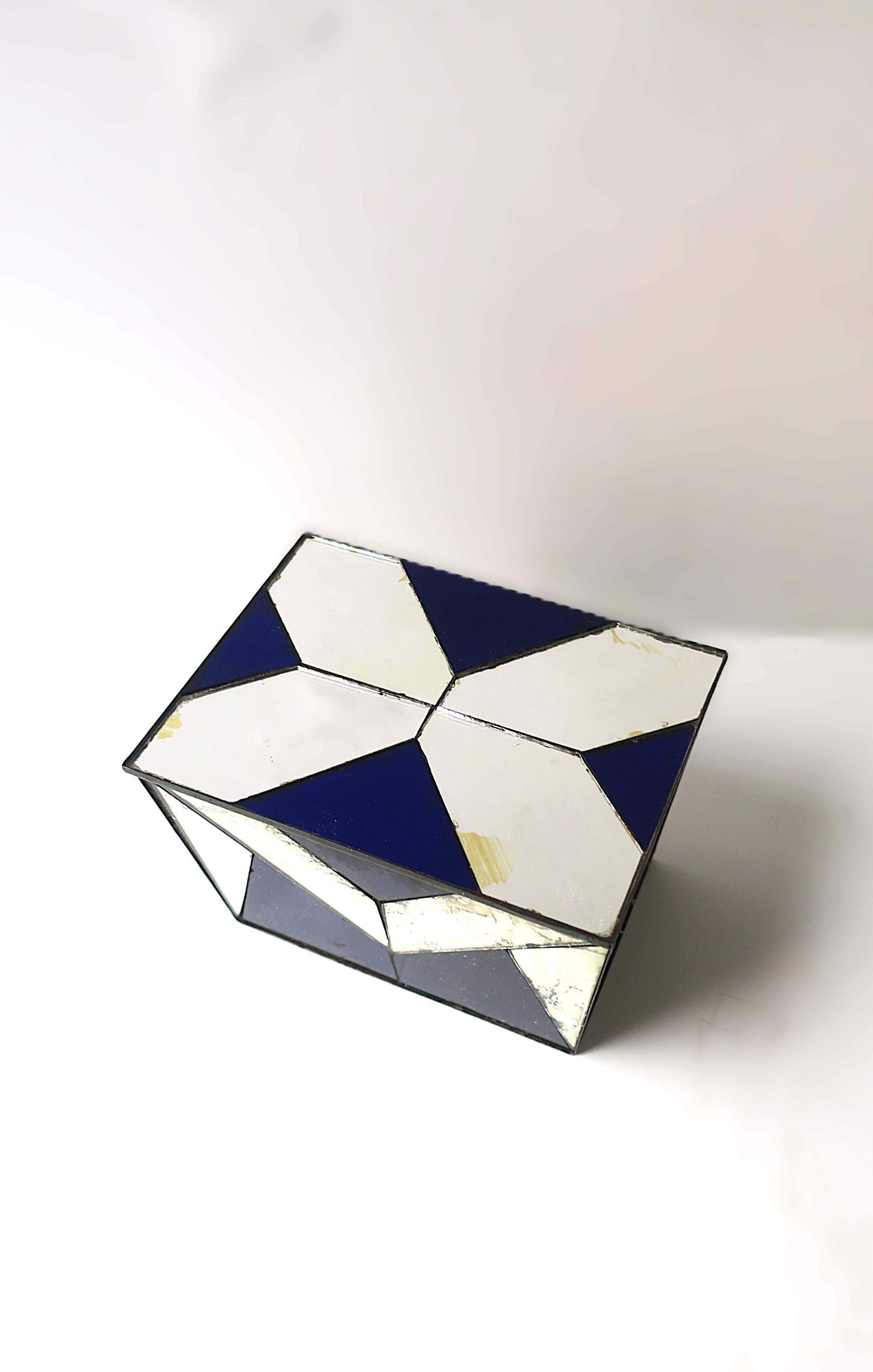 Boîte en verre bleu Art déco en vente 7
