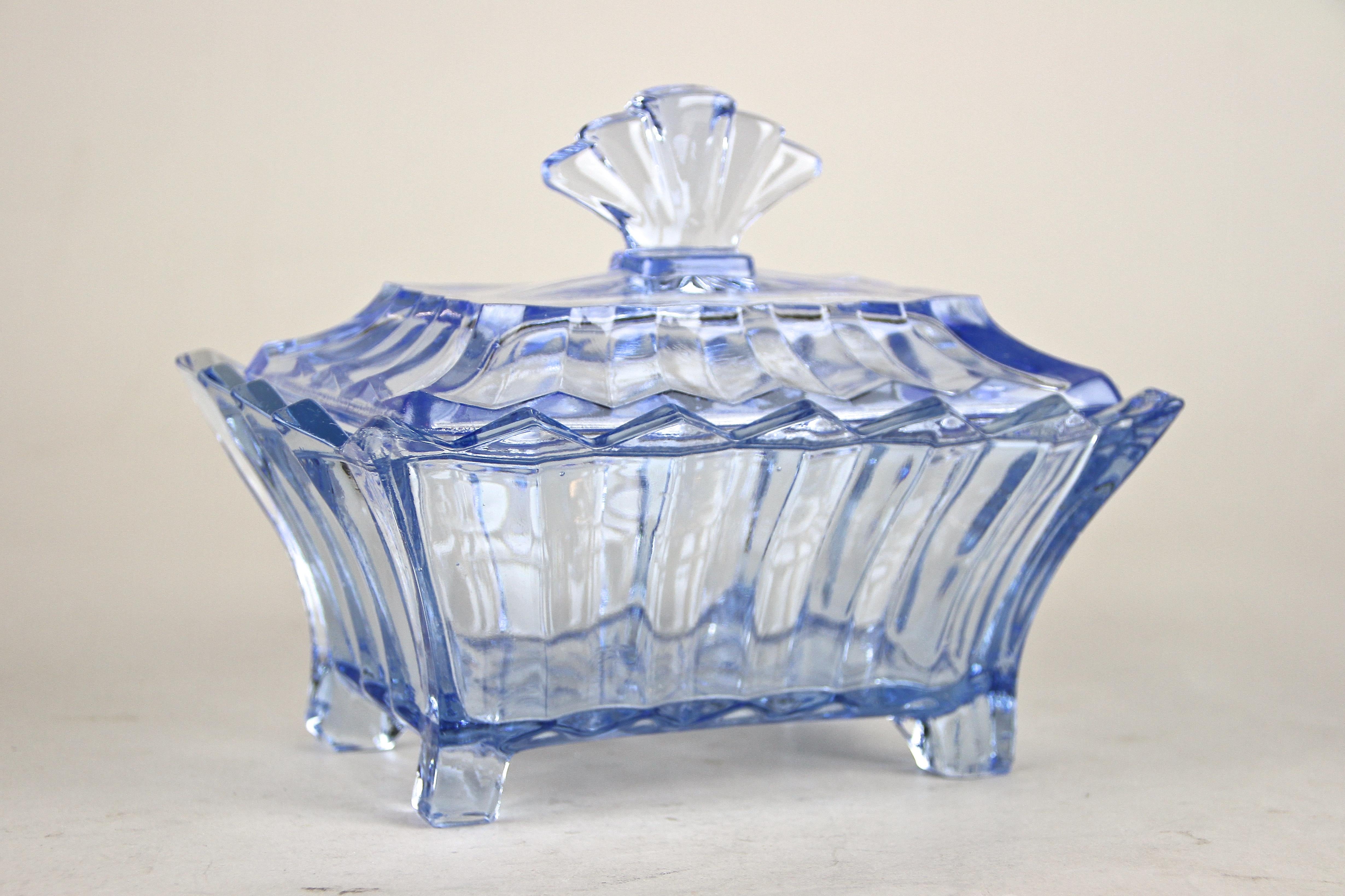 Boîte en verre bleu Art Déco avec couvercle, Autriche, vers 1920 en vente 9