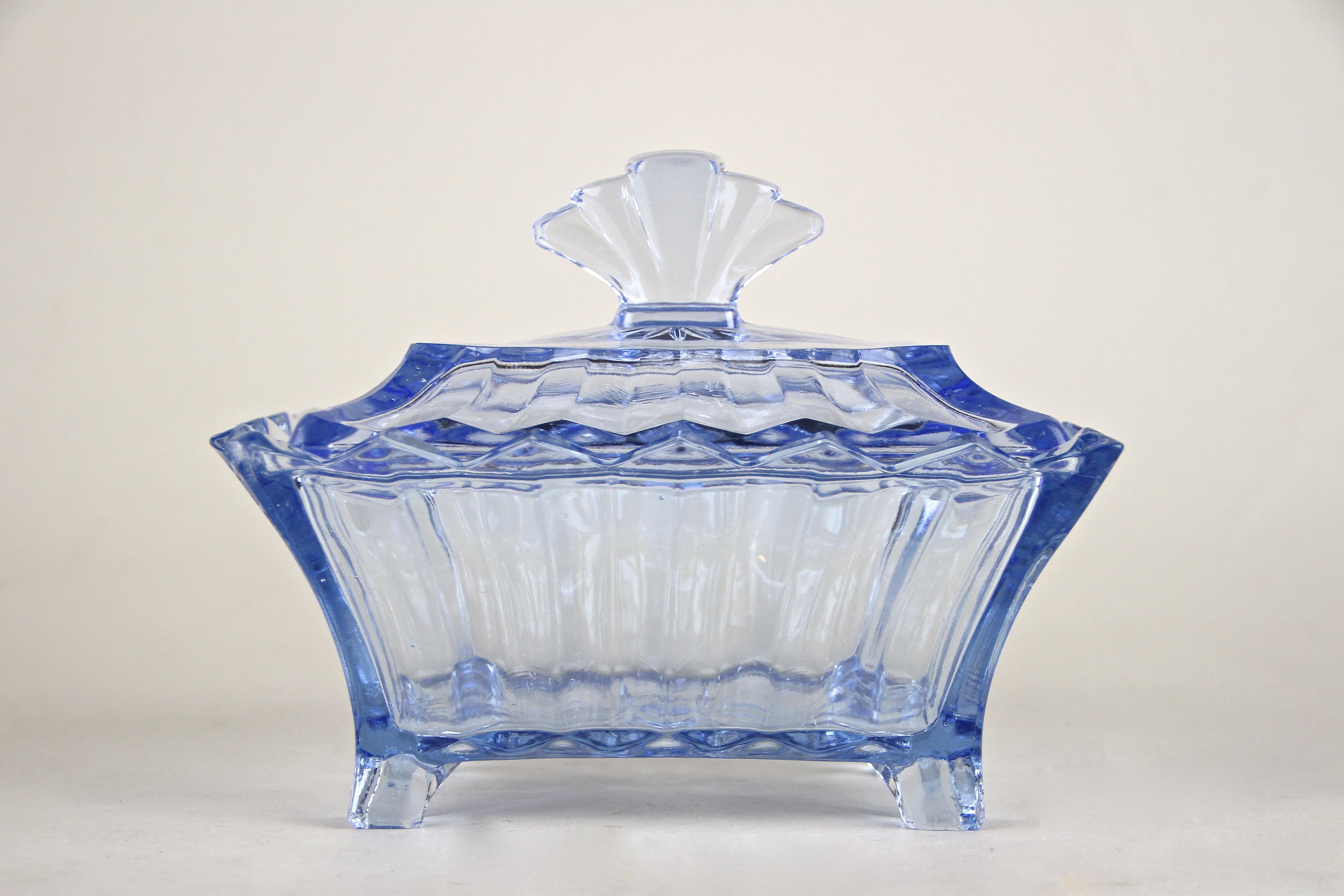 Boîte en verre Art Déco bleue exclusive avec couvercle de l'époque en Autriche vers 1920. Cette jolie boîte en verre pressé bleu, très décorative, impressionne par sa forme absolument unique, reflétant au mieux le célèbre langage des formes de l'Art