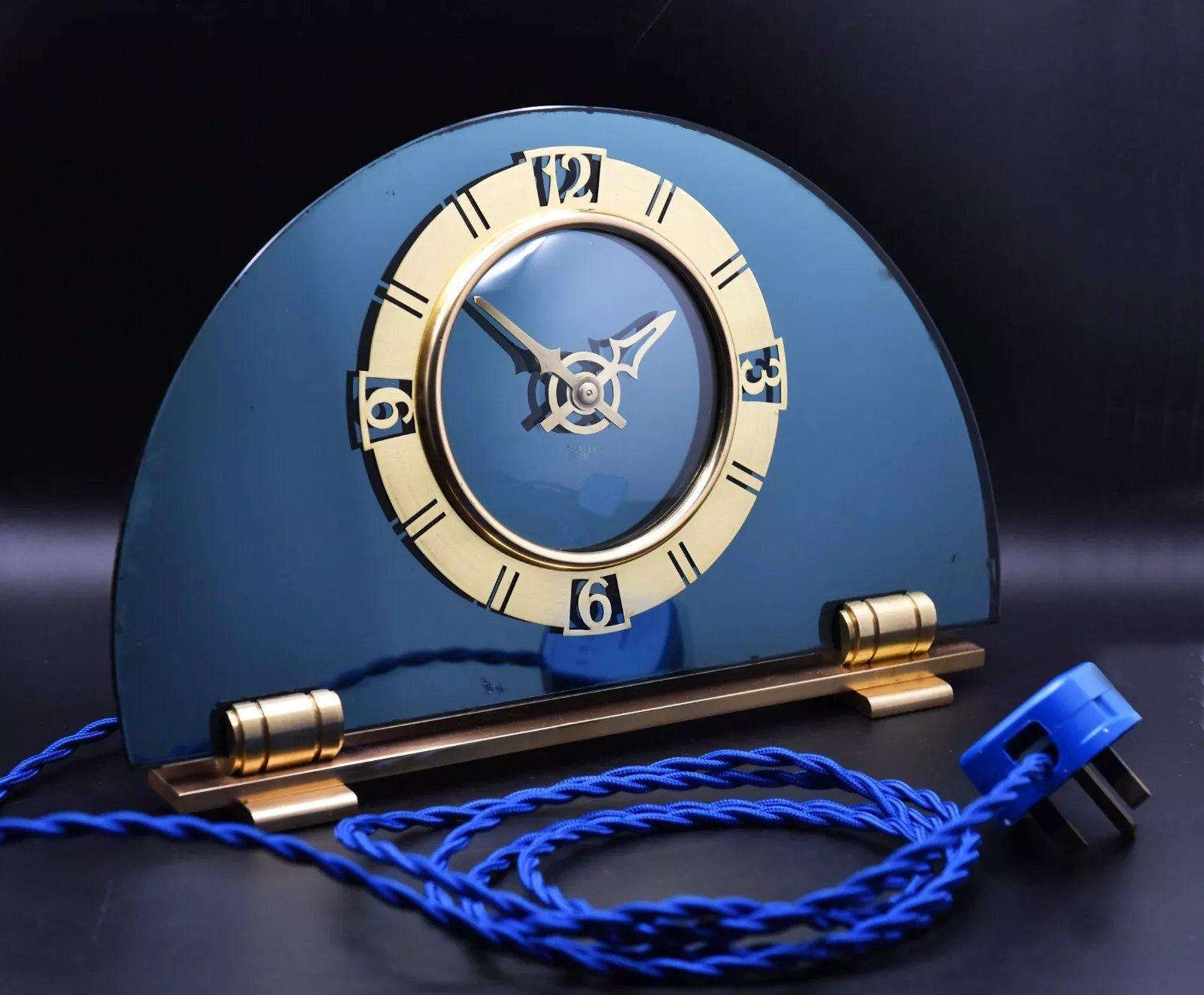 In den 1930er Jahren stellte Smiths Sectric eine Reihe hochwertiger elektrischer Uhren her, die einen ausgeprägten Art-Déco-Charakter hatten. Dieser hübsche Kerl ist ein überlebendes Exemplar in einem herrlichen Korallenblau. Das Ziffernblatt ist