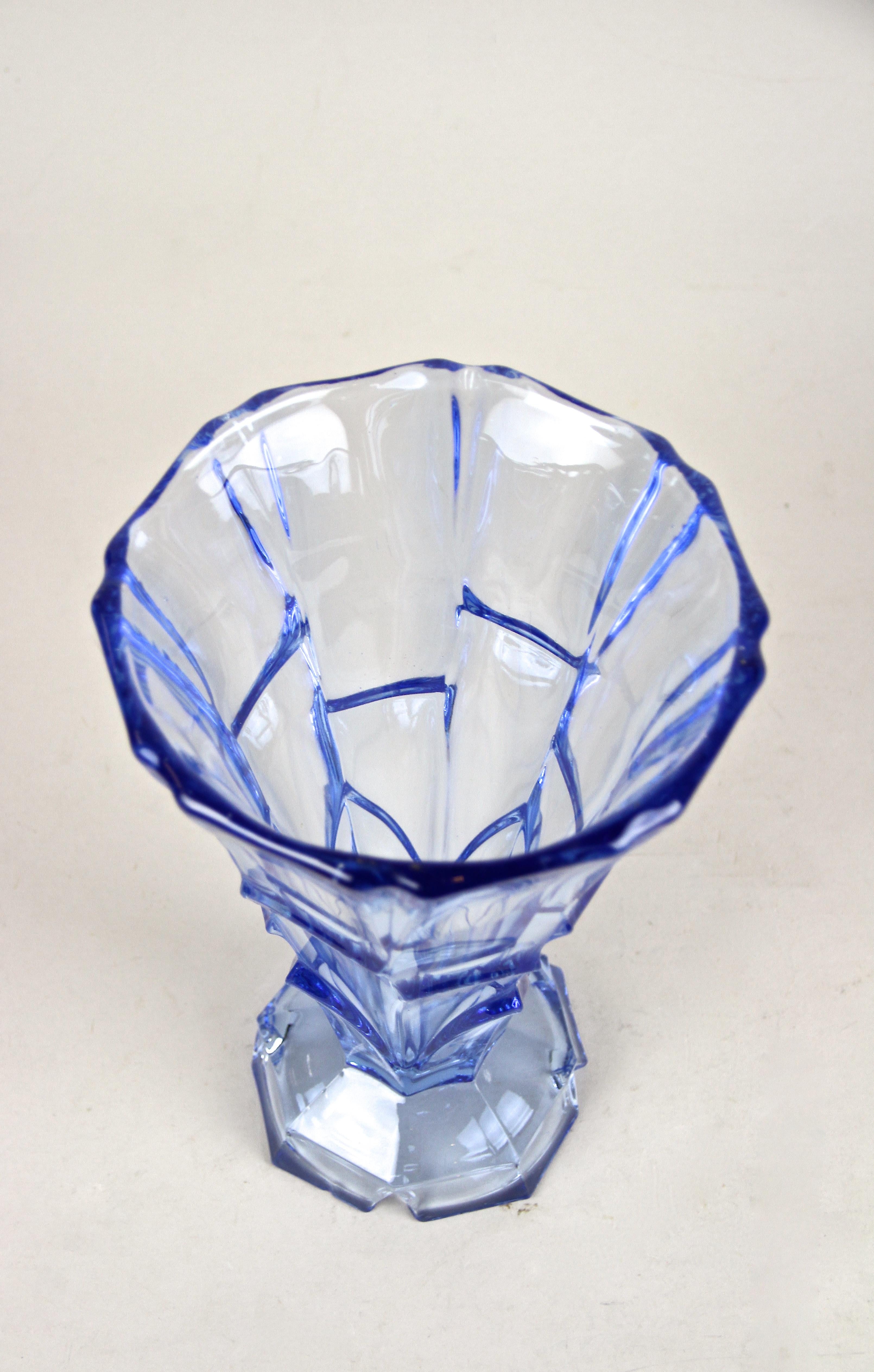 Vase en verre bleu très décoratif du 20e siècle du début de la période Art Déco vers 1920 en Autriche. Une pièce de verre au design fantastique, ornée d'une coupe spéciale qui crée de magnifiques motifs selon l'incidence de la lumière. Ce joli vase