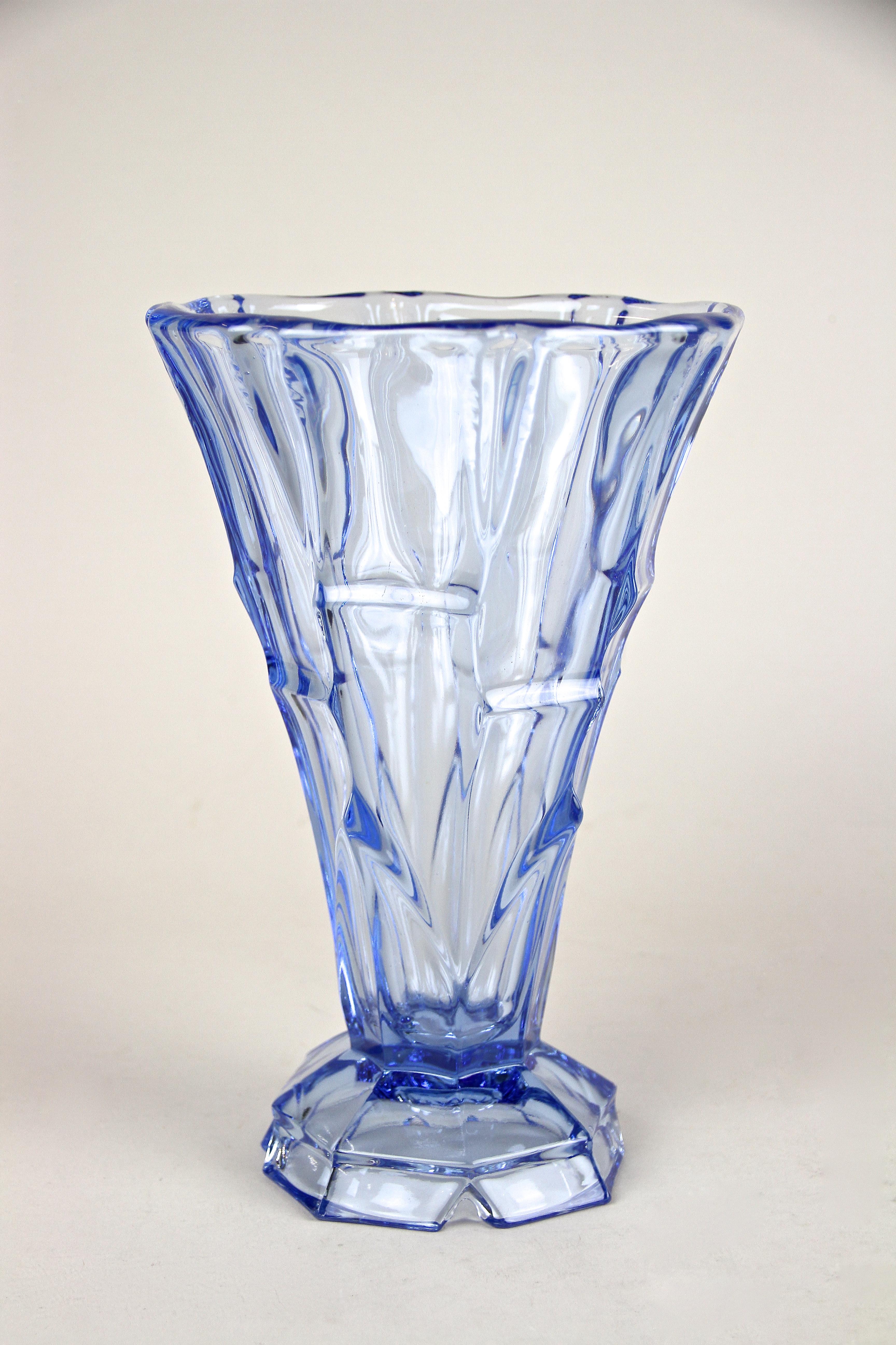 Art déco Vase en verre bleu Art Déco, Autriche, vers 1920 en vente