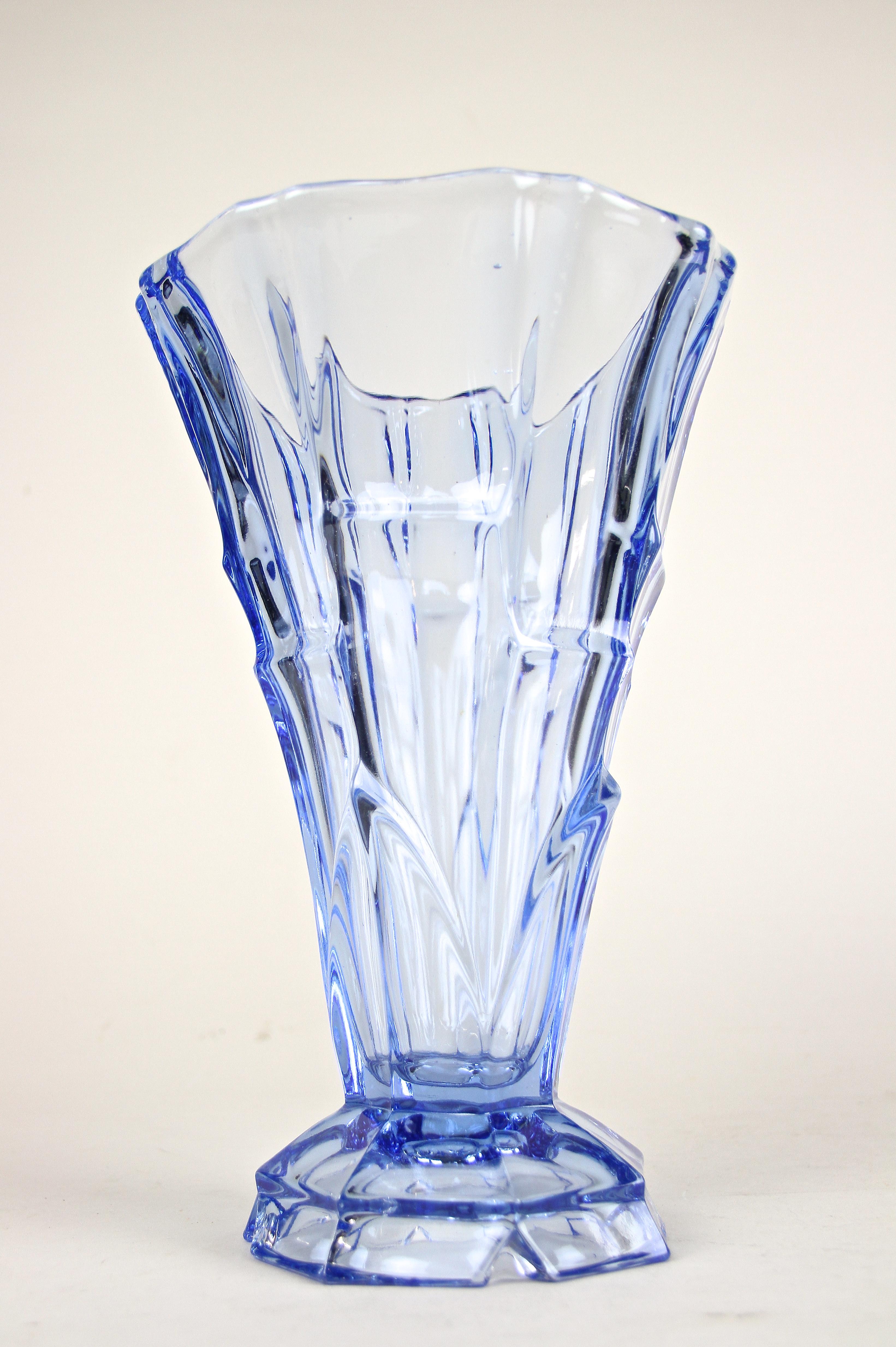 Vase en verre bleu Art Déco, Autriche, vers 1920 Bon état - En vente à Lichtenberg, AT