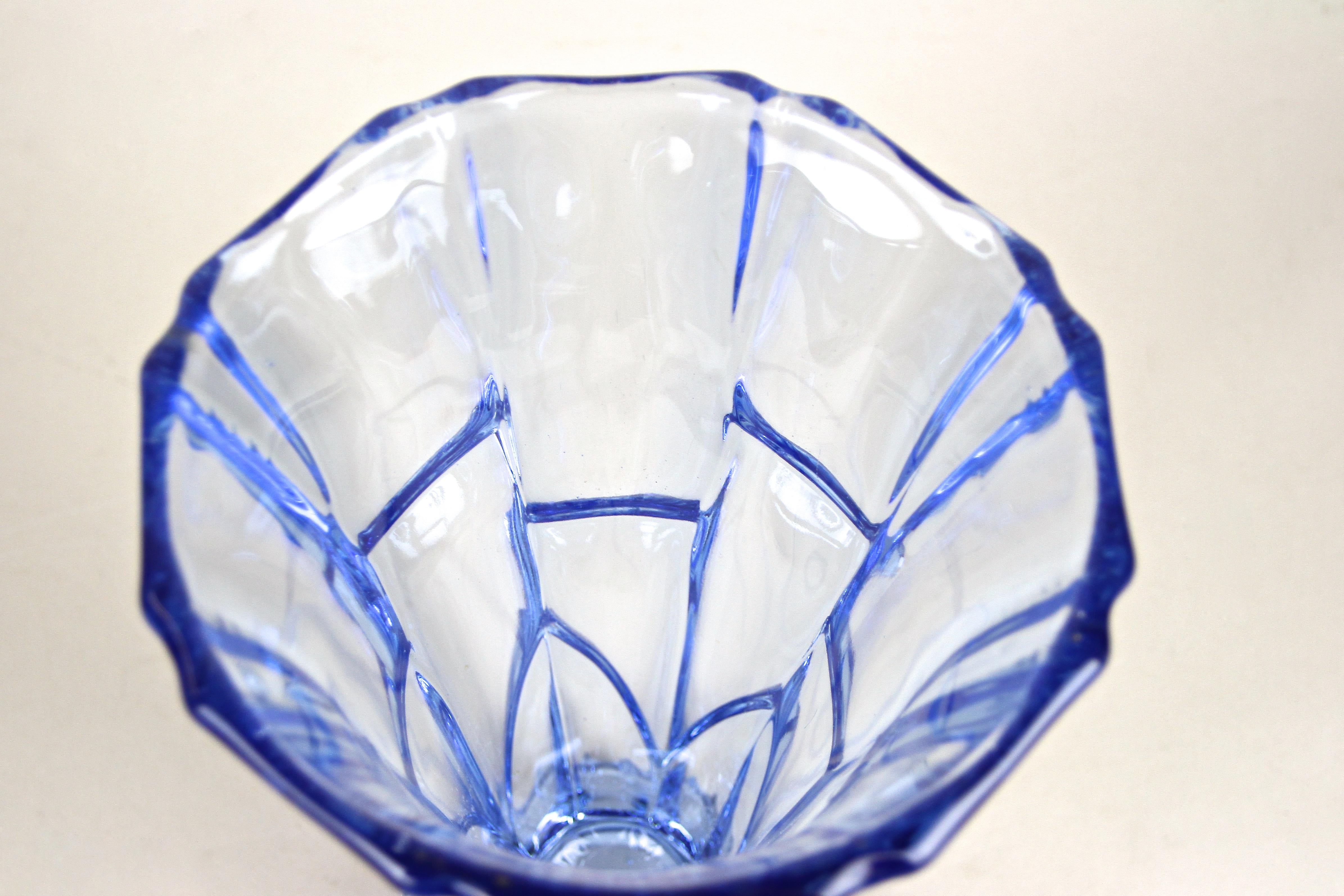 20ième siècle Vase en verre bleu Art Déco, Autriche, vers 1920 en vente