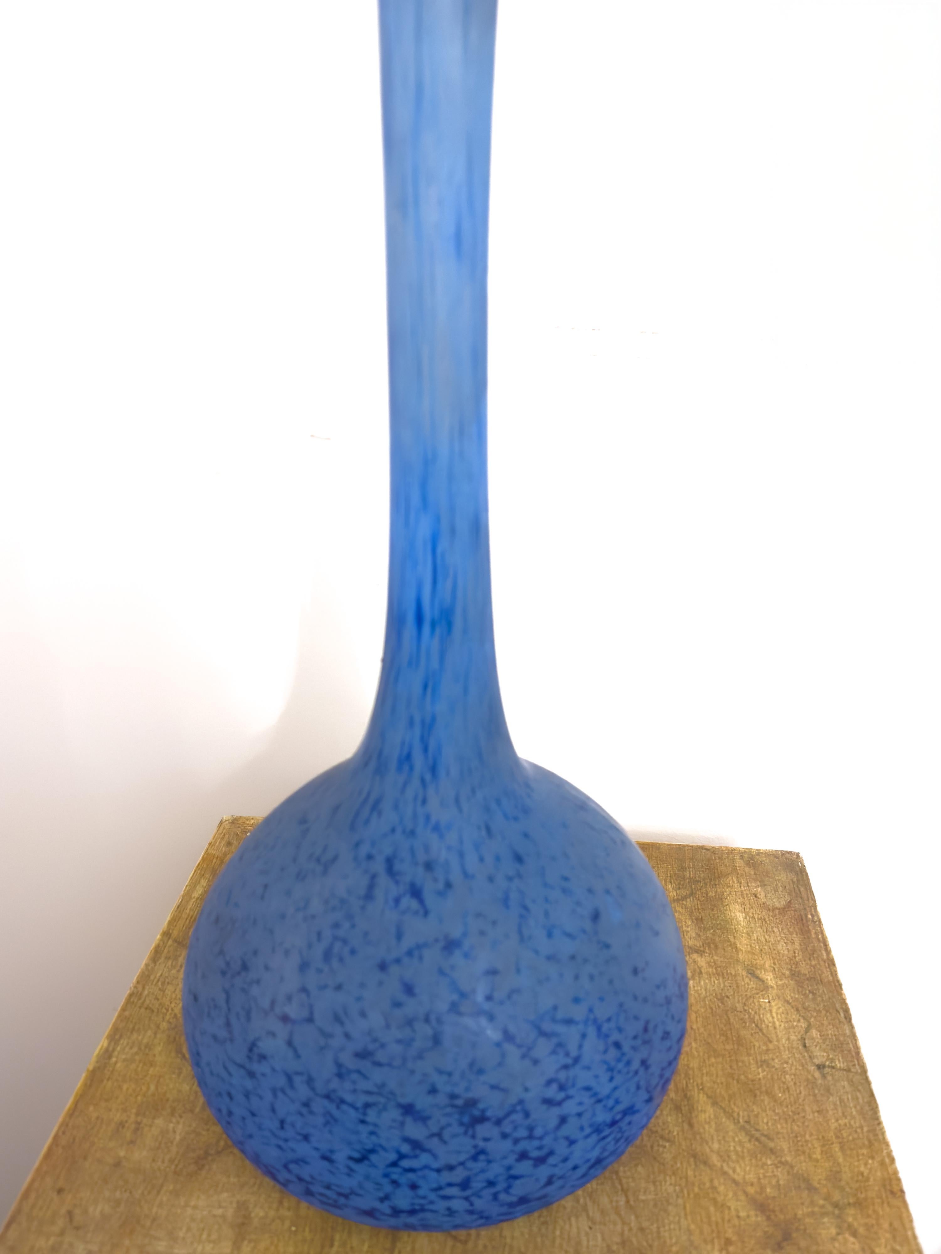 Solitaire vase André Delatte en pâté verre de Nancy en verre bleu polychrome cobalt Marbré lapis lazuli dans le style d'André Gallé.

André Delatte est né à Châtenois (Vosges, France) en 1887. Il compte parmi ses clients les frères Muller. Ils