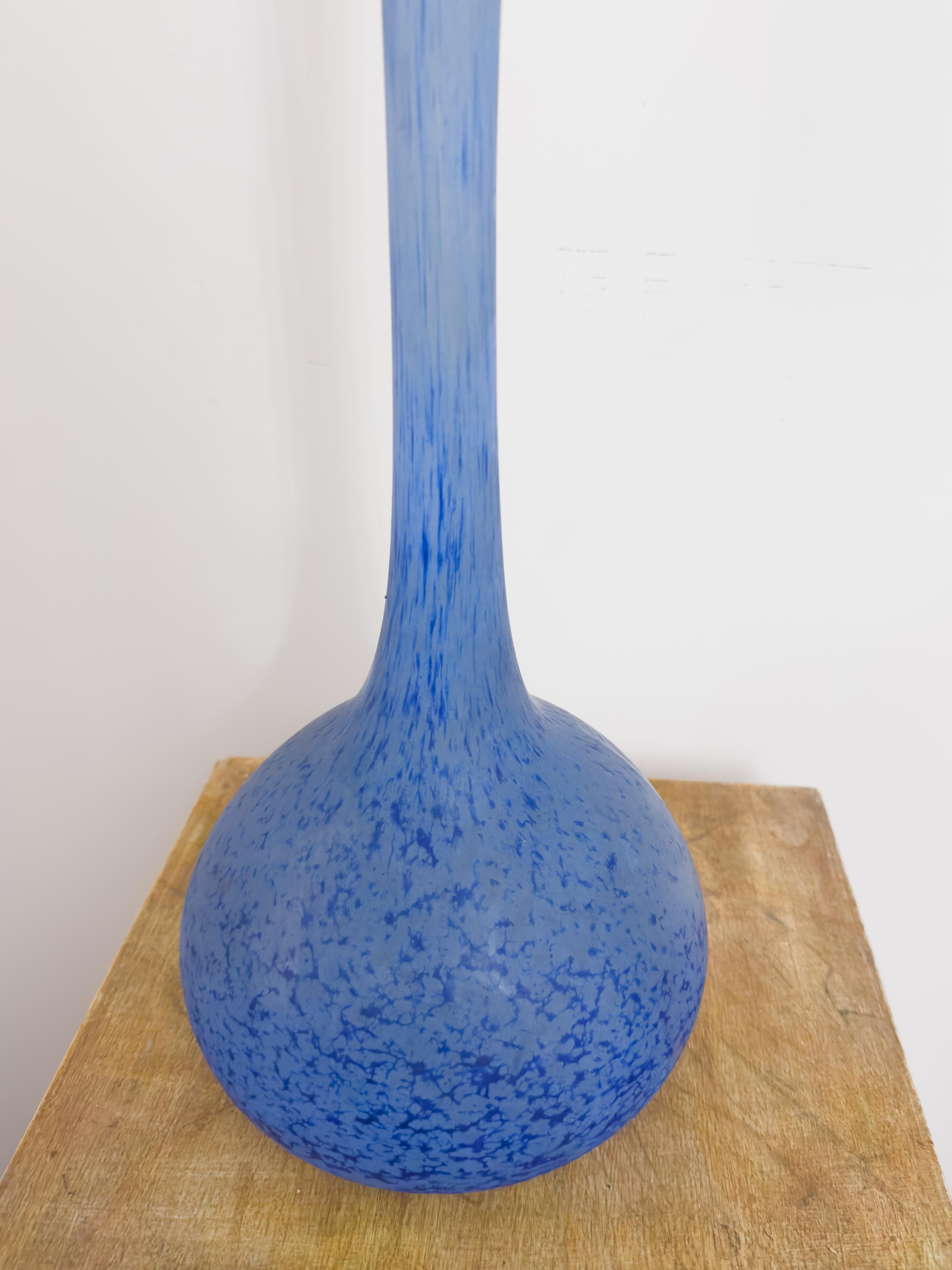 Art déco Vase solitaire Art Déco en verre bleu par André Delatte en vente