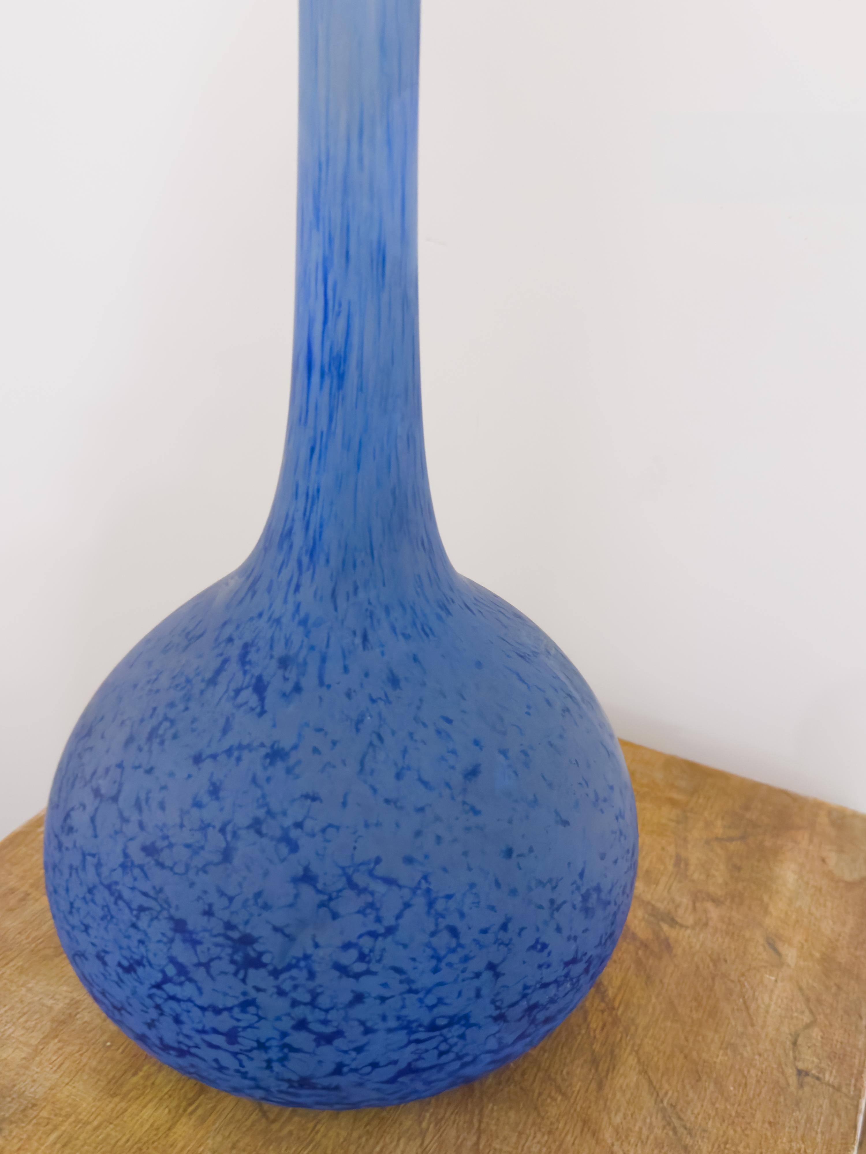 Français Vase solitaire Art Déco en verre bleu par André Delatte en vente