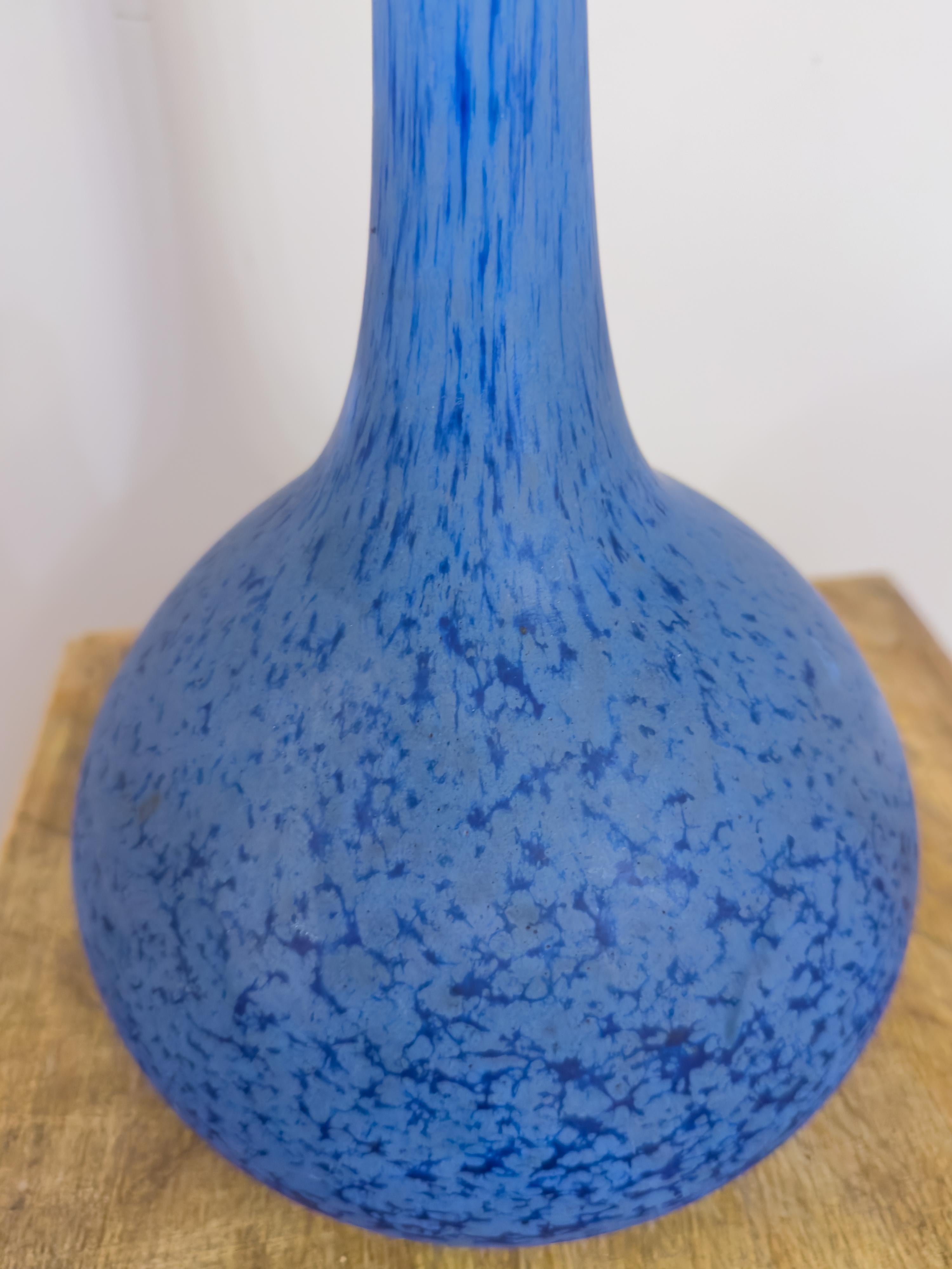 20ième siècle Vase solitaire Art Déco en verre bleu par André Delatte en vente