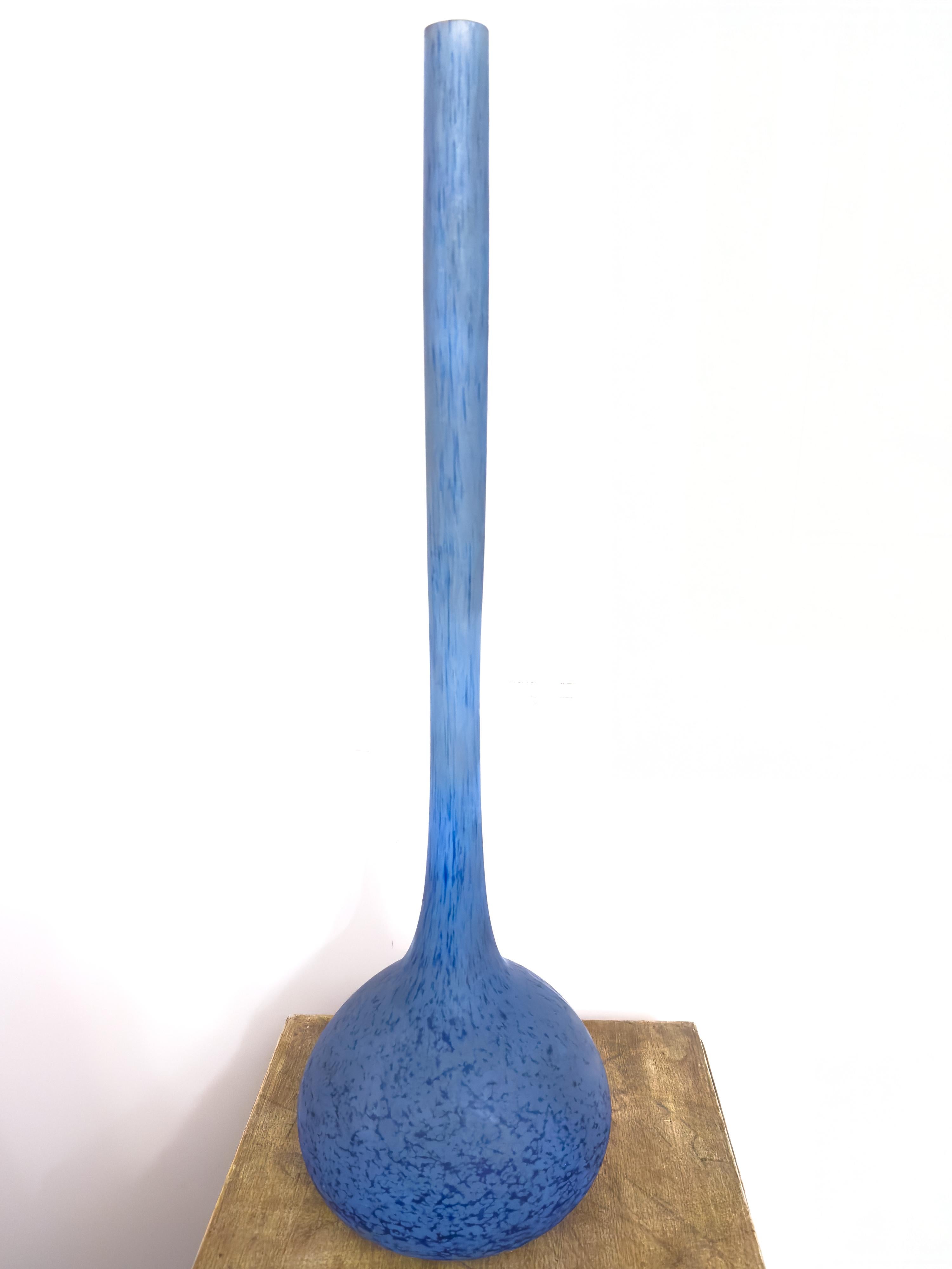 Verre Vase solitaire Art Déco en verre bleu par André Delatte en vente