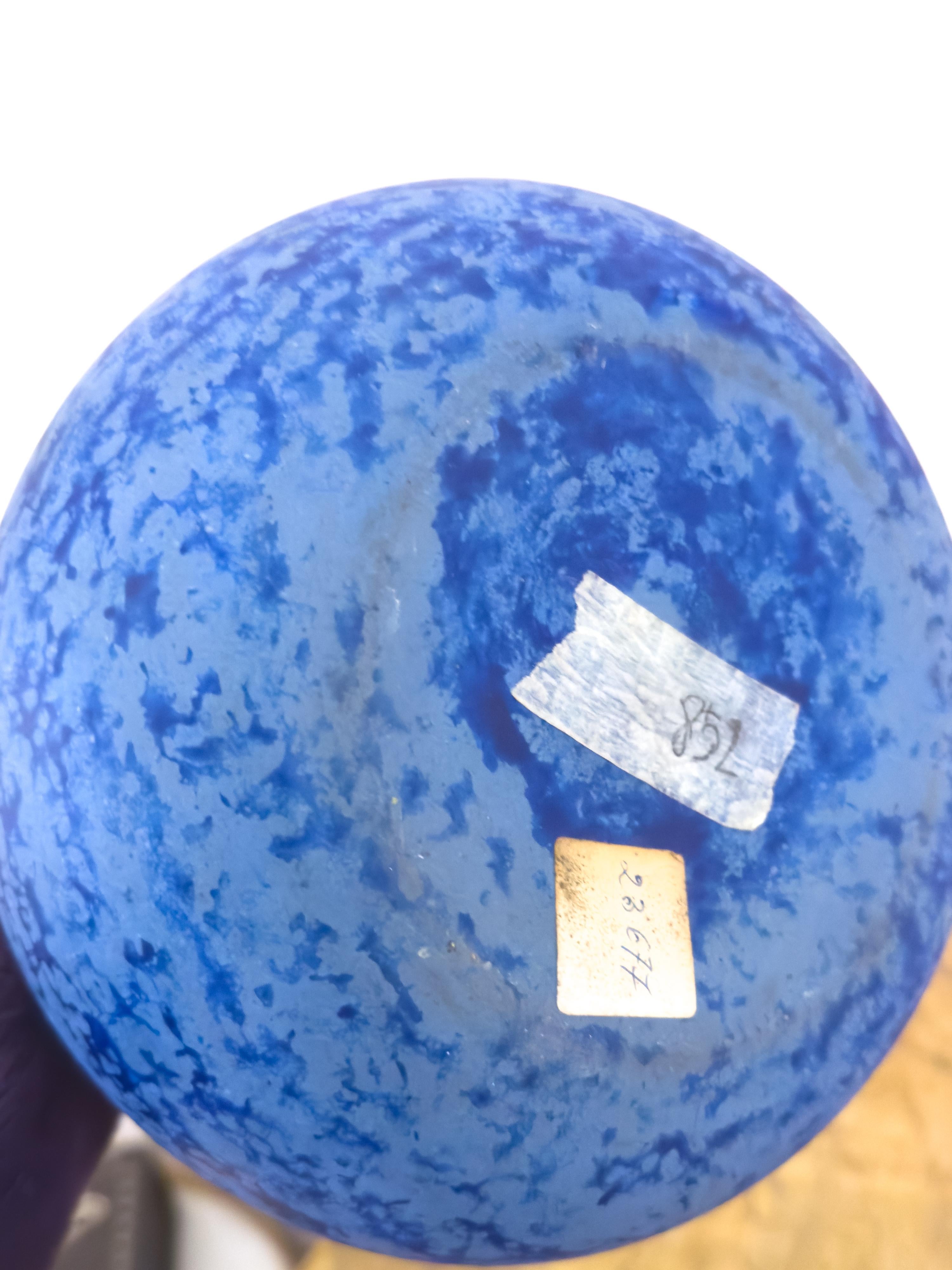 Vase solitaire Art Déco en verre bleu par André Delatte en vente 1