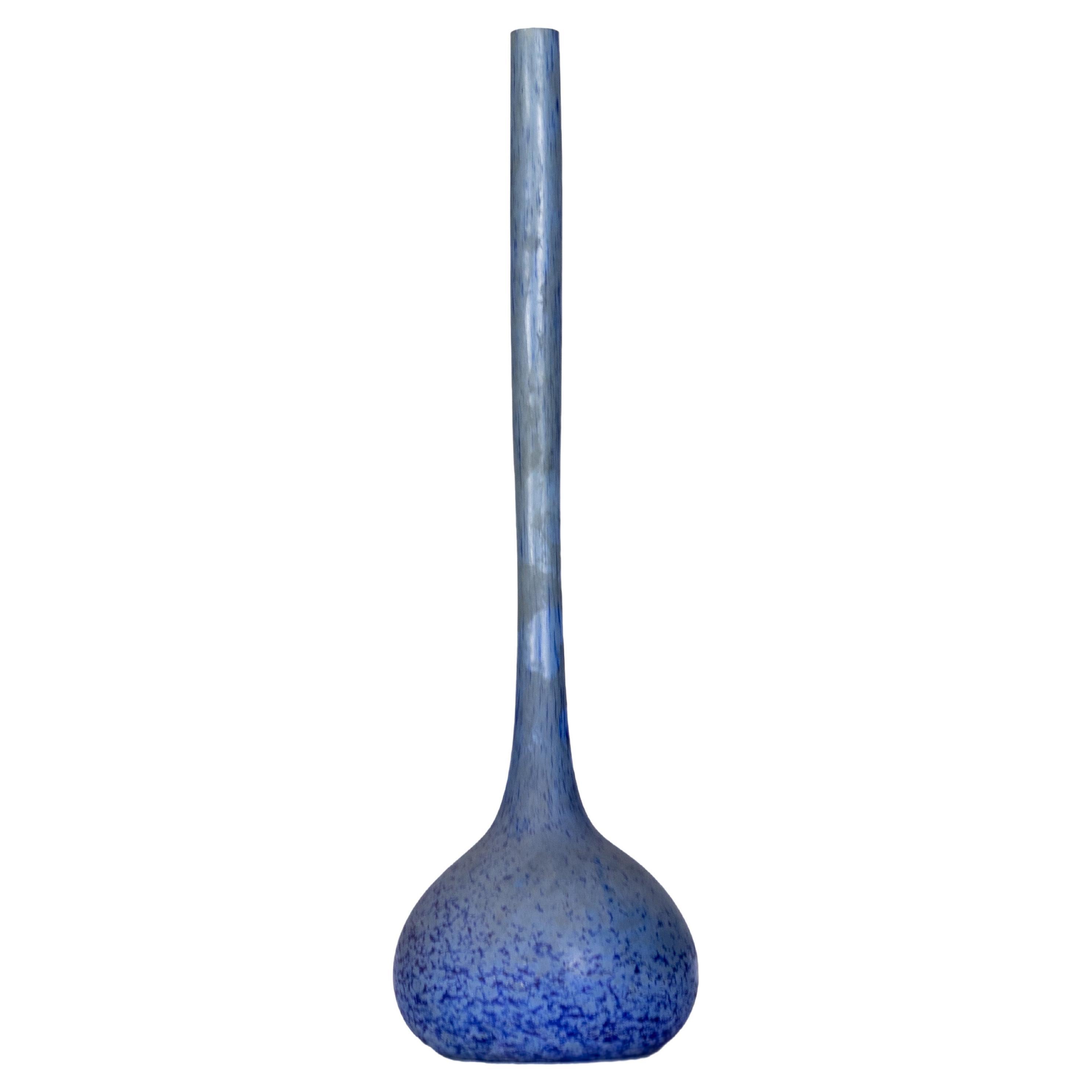 Vase solitaire Art Déco en verre bleu par André Delatte
