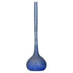 Vase solitaire Art Déco en verre bleu par André Delatte 