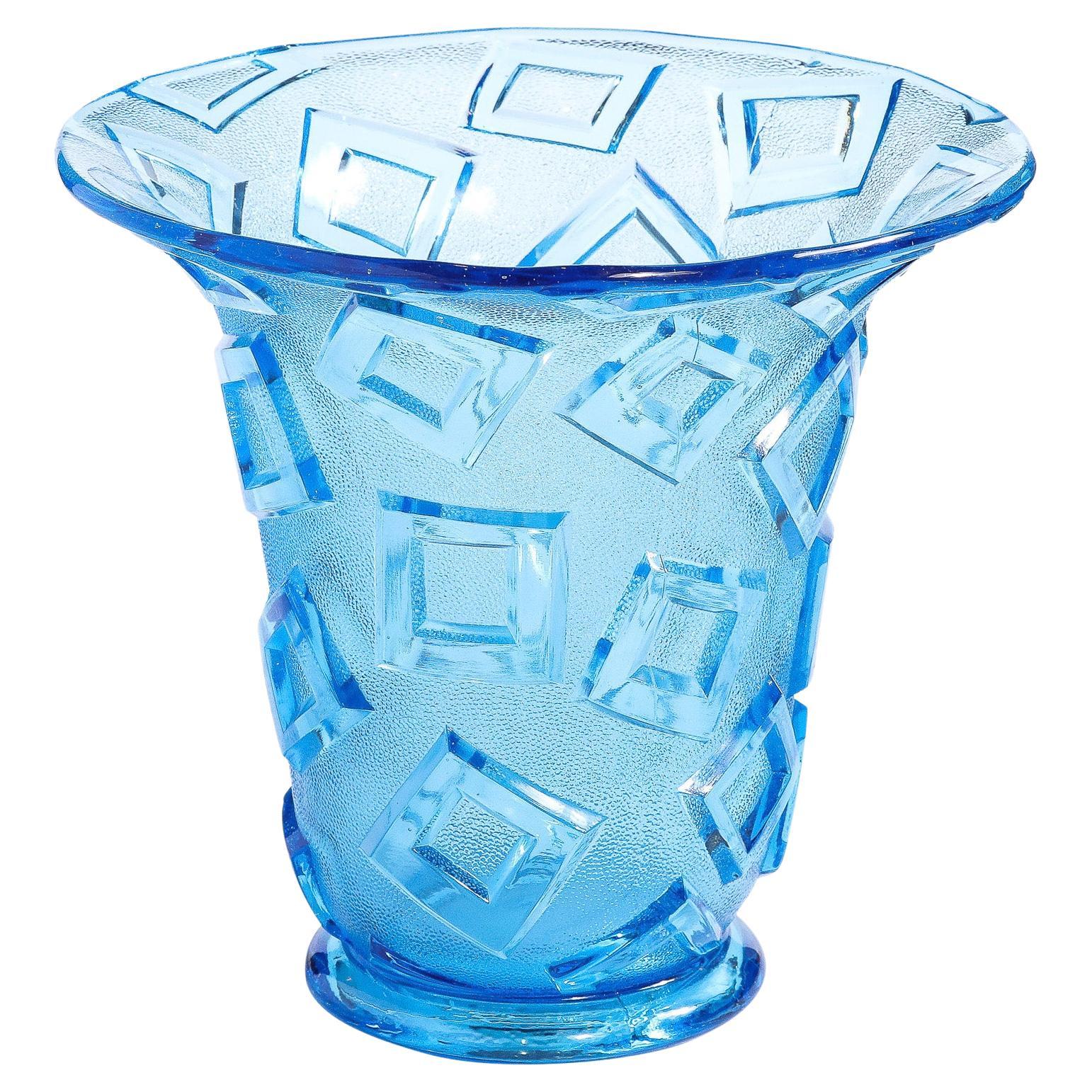 Vase en verre bleu Art Déco avec motifs géométriques translucides en relief 