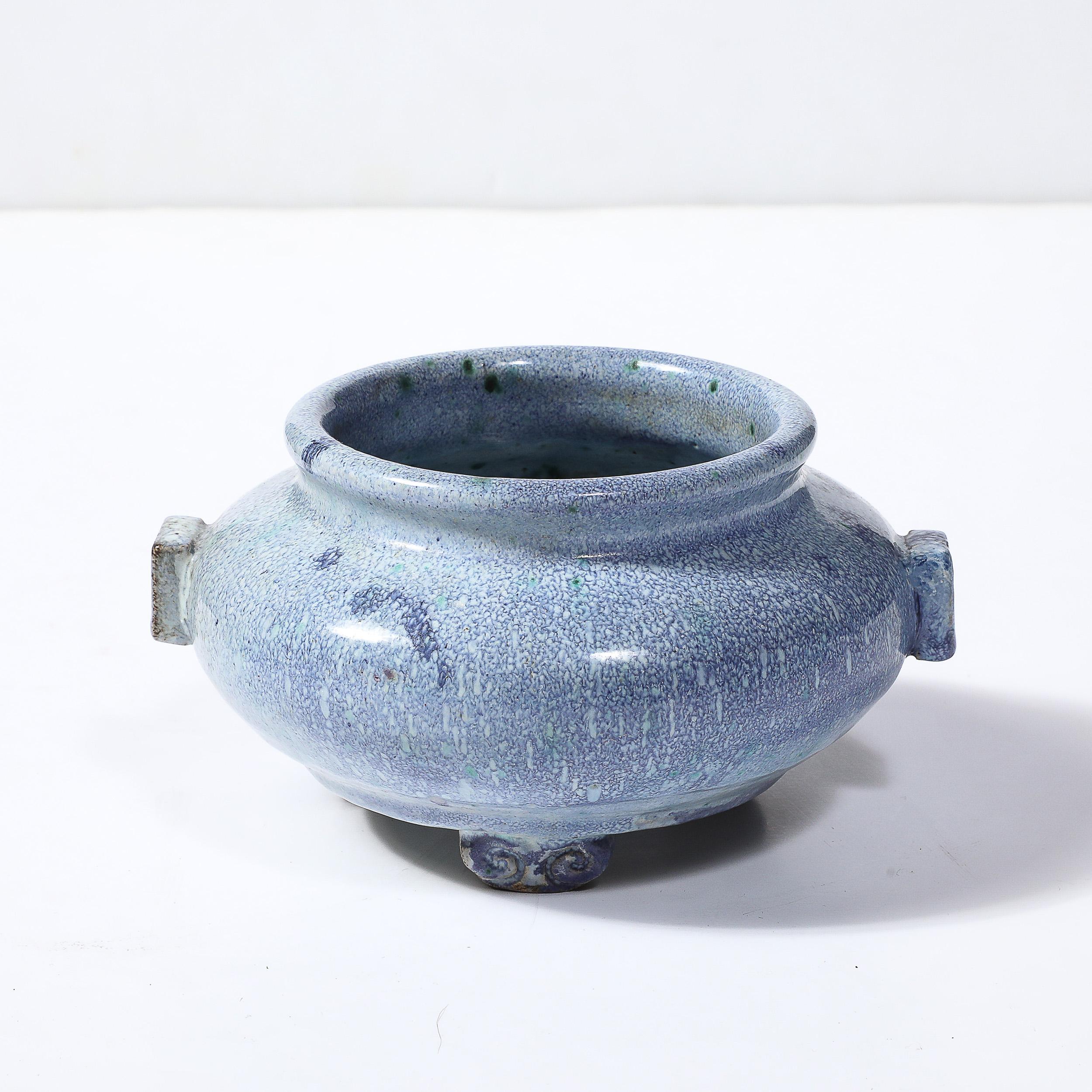 Questo vaso in ceramica smaltata blu Art Deco di Reginald Wells per Soon by Coldrum, unico e dai colori meravigliosi, proviene dall'Inghilterra, CIRCA 1920. Questo vaso poco profondo è caratterizzato da piedini e manici geometrici minimalisti